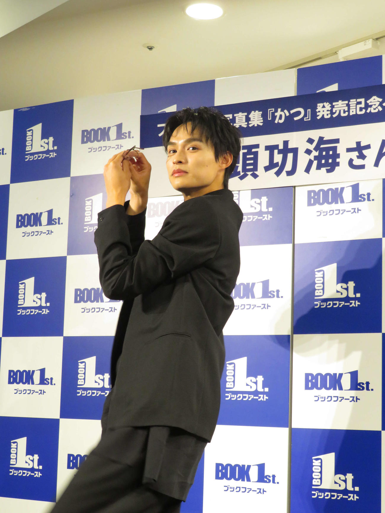 ファースト写真集「かつ」発売記念イベント取材会に出席し、投球モーションを披露する兵頭功海