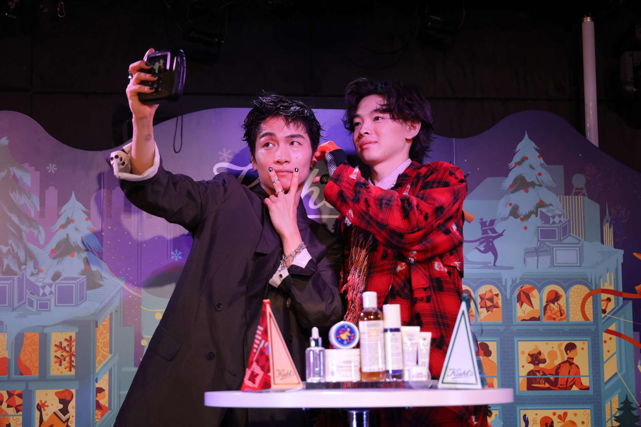 「Kiehl's Holiday LIVE」に登壇したSIRUP（左）とimase