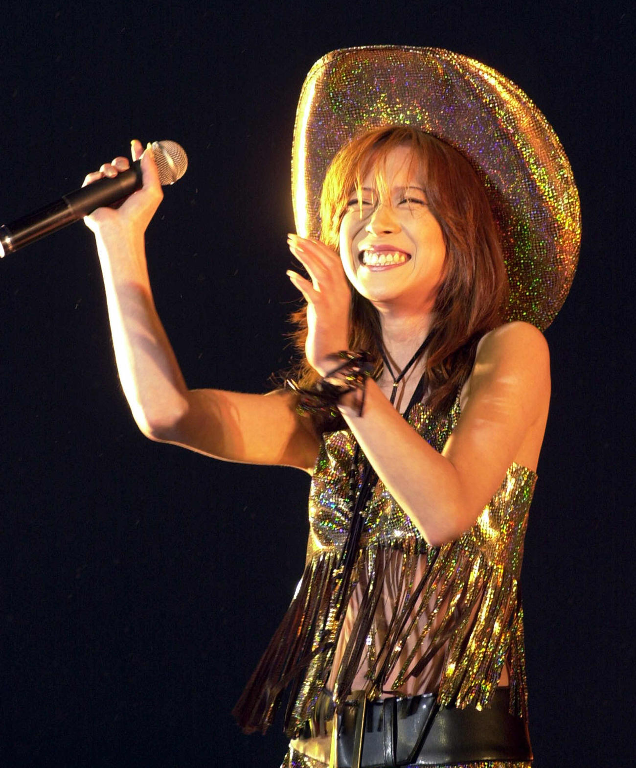 神宮花火大会で熱唱する中森明菜（2001年8月撮影）