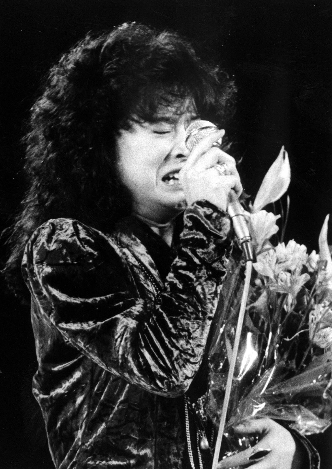 レコード大賞を受賞し涙にむせぶ中森明菜（1985年12月撮影）