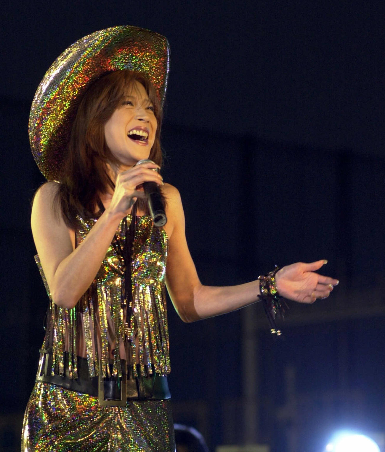 神宮花火大会で熱唱する中森明菜（2001年8月撮影）