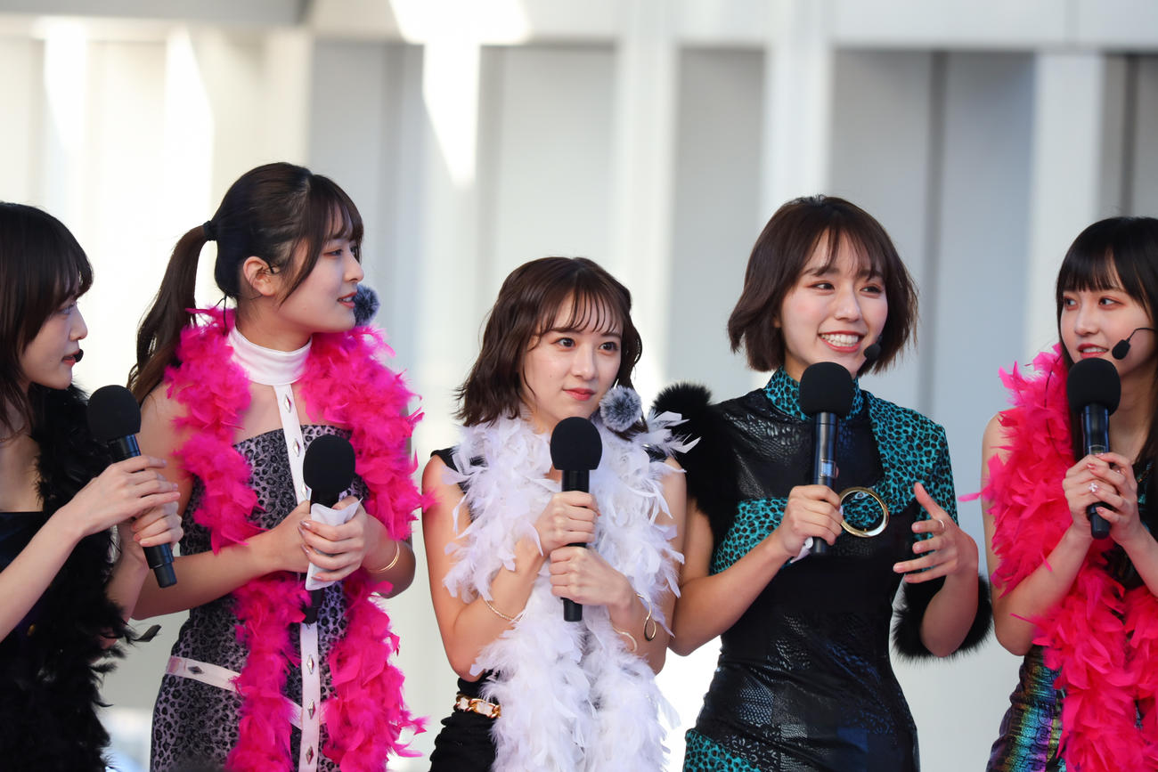 初のミニライブを開催したフジコーズ。中央は友恵温香