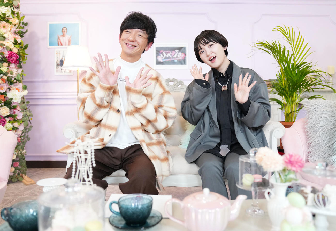 「リベジョ！」で司会を務めたパンサーの向井慧（左）とラランドのサーヤ（撮影・横山健太）