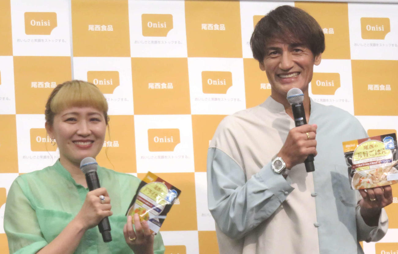 丸山佳里奈（左）と本並健治氏（2023年8月撮影）