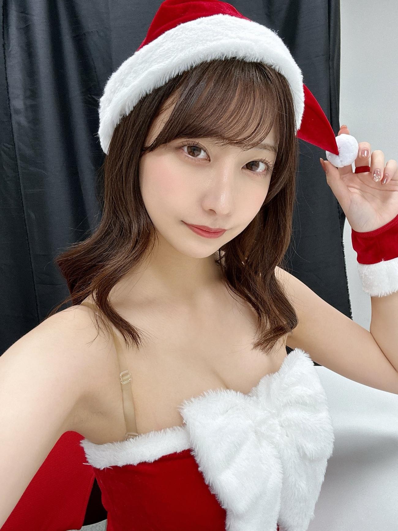 鈴木優香のサンタクロース姿のコスプレショット（鈴木優香のXから）