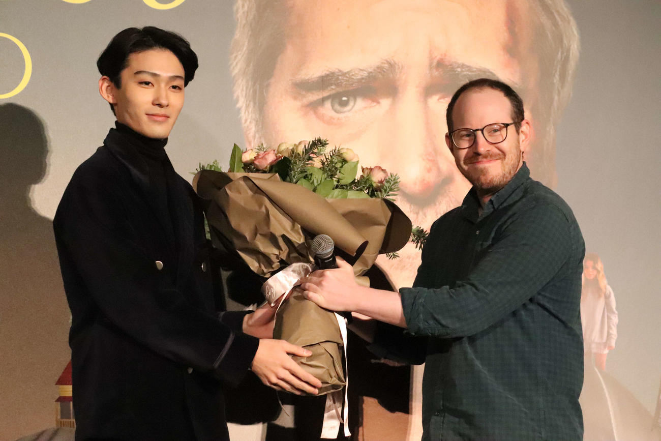米映画「ボーはおそれている」ジャパンプレミアにサプライズ登壇した八代目市川染五郎（左）とアリ・アスター監督（撮影・加藤理沙）