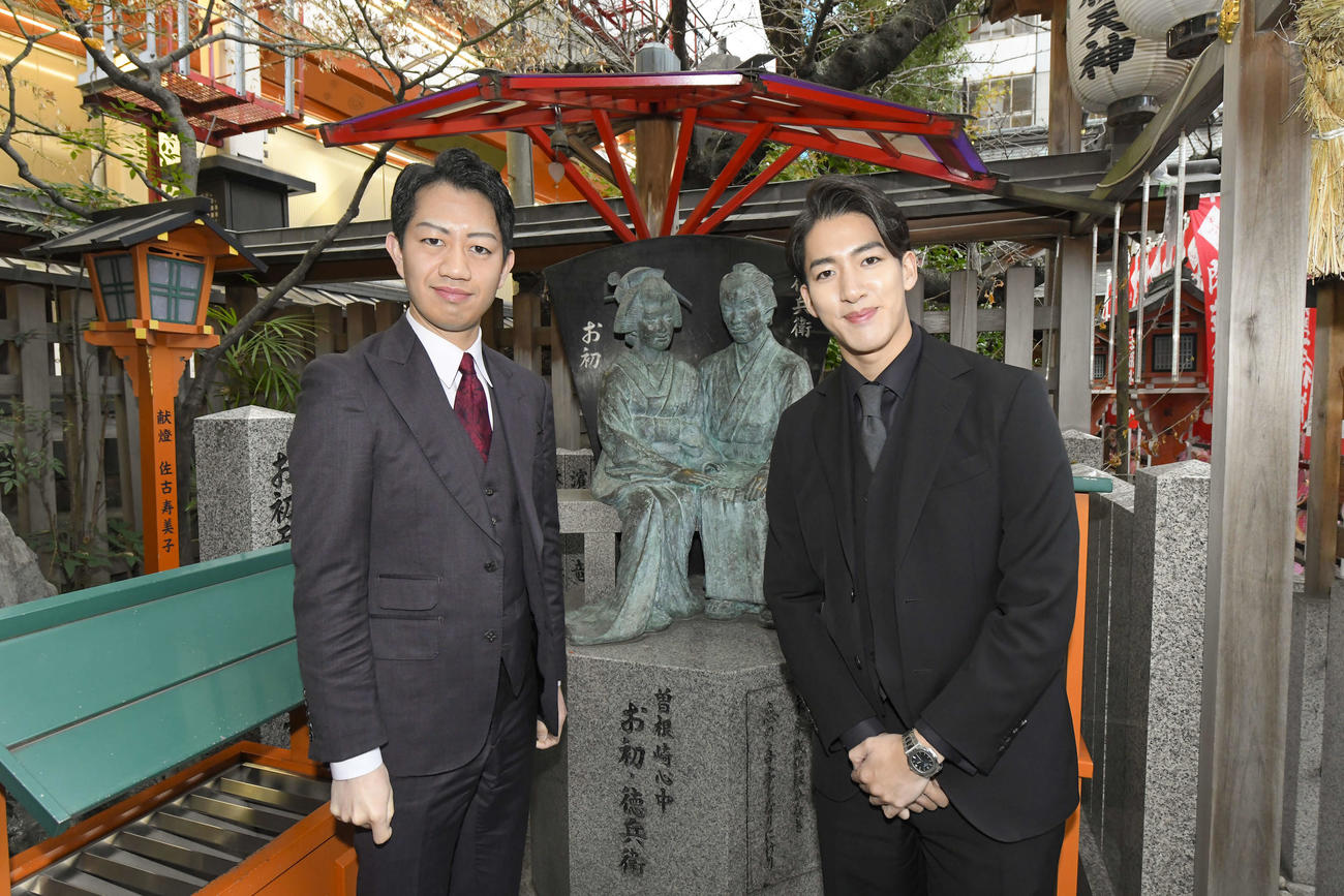 2月松竹座で曽根崎心中に臨む中村壱太郎（左）尾上右近は、舞台の「お初天神」で成功祈願