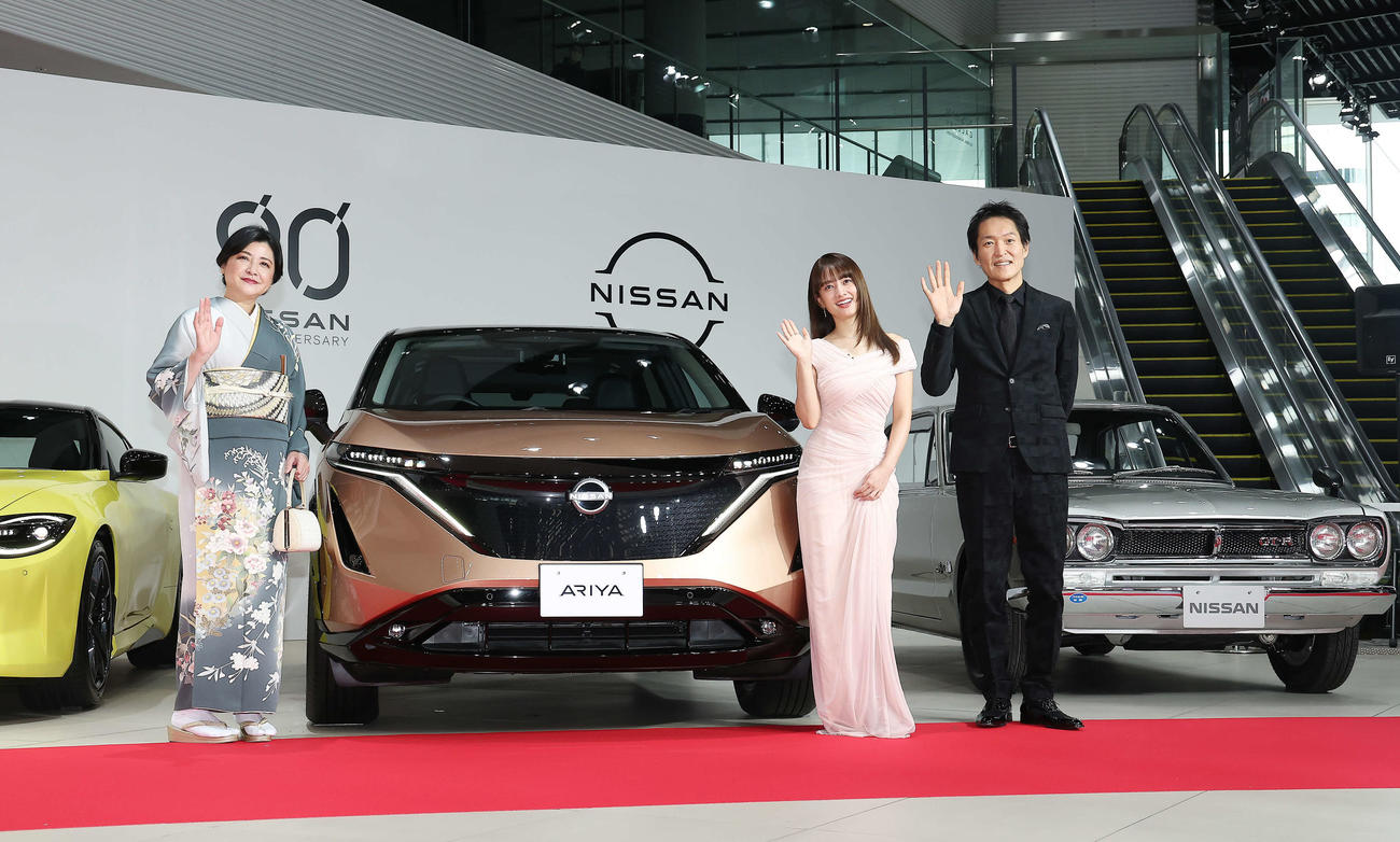 日産90周年アニバーサリーイベントでフォトコールに臨む、左から伊藤かずえ、谷まりあ、千原ジュニア（撮影・河田真司）