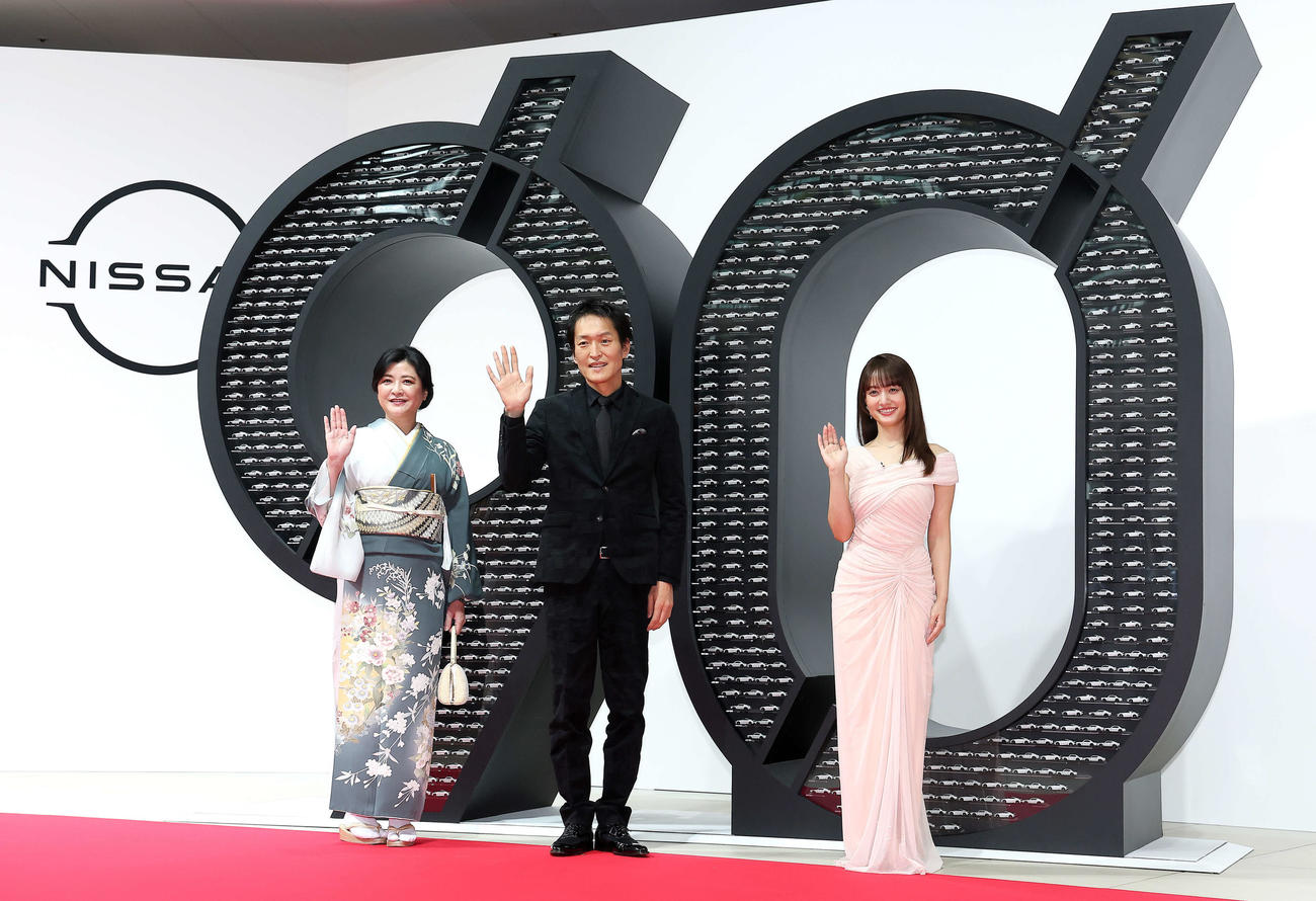 日産90周年アニバーサリーイベントでフォトコールに臨む、左から伊藤かずえ、千原ジュニア、谷まりあ（撮影・河田真司）