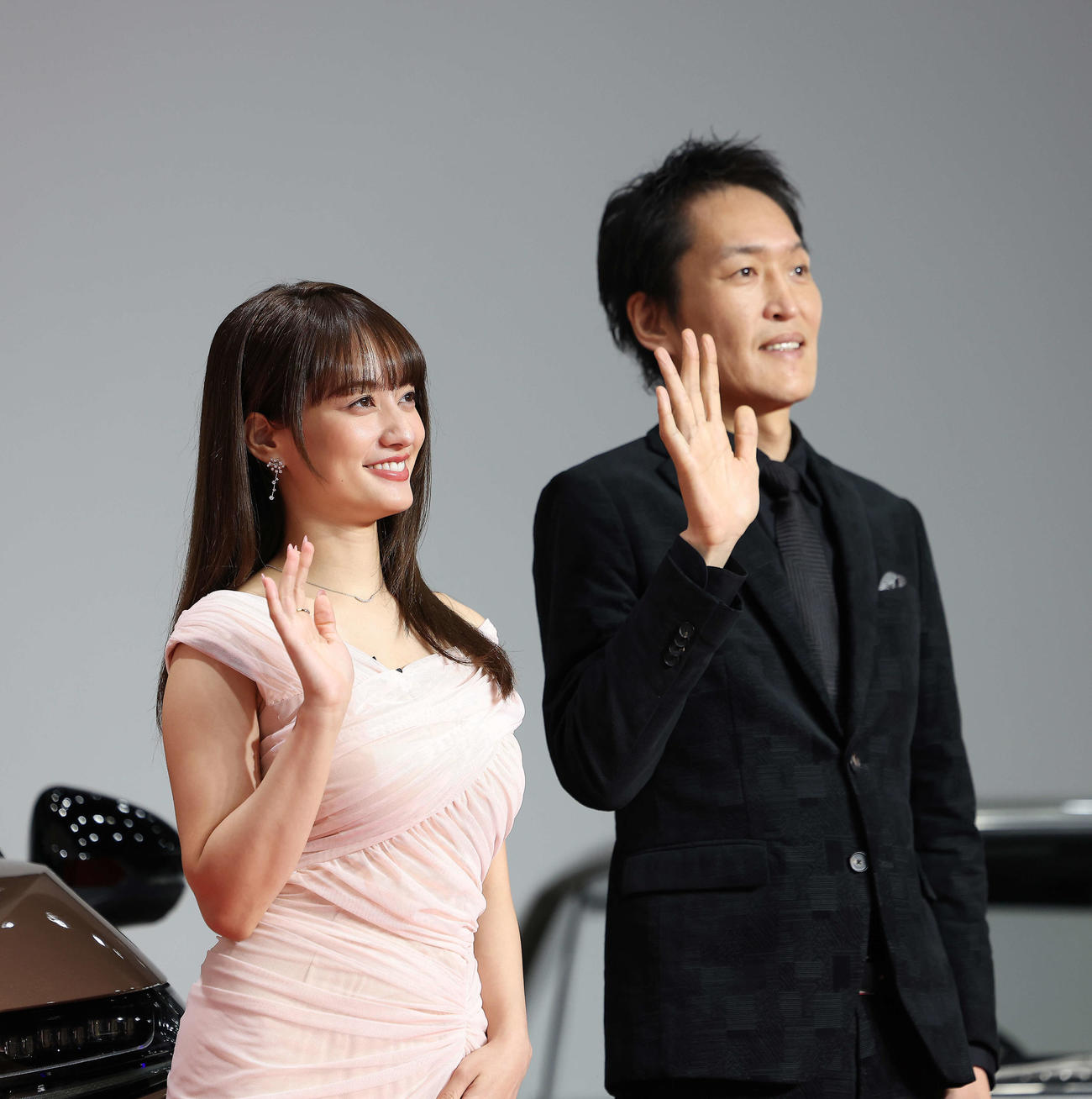 日産90周年アニバーサリーイベントでフォトコールに臨む谷まりあ（左）と千原ジュニア（撮影・河田真司）