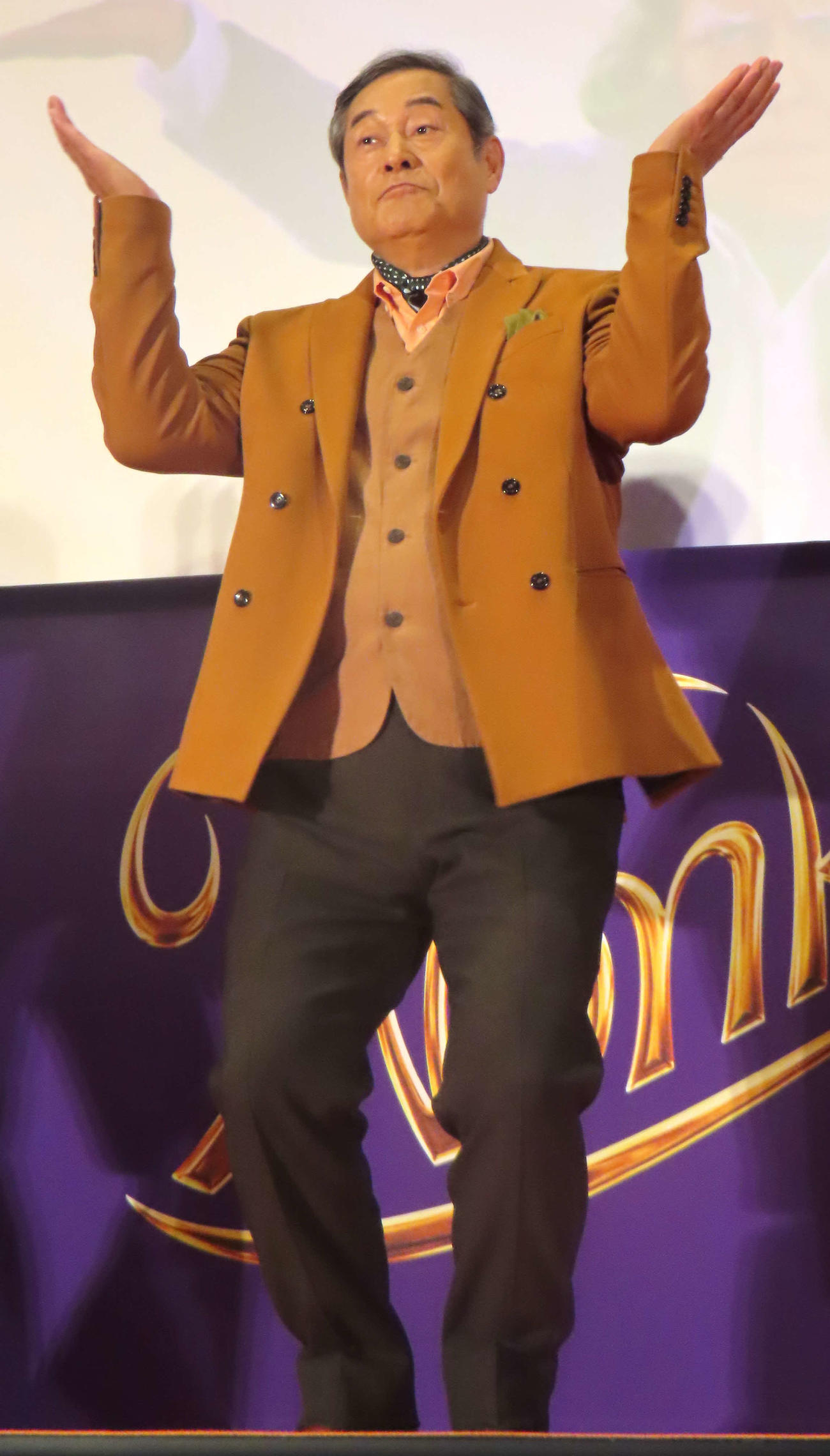 劇中でおなじみのウンパルンパダンスを踊る松平健