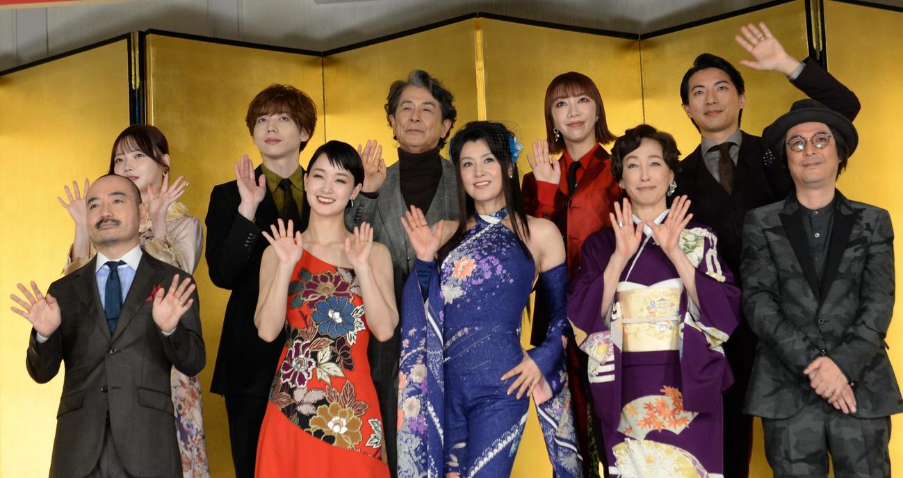 明治座舞台「メイジ・ザ・キャッツアイ」の制作発表。前列左から岩崎う大さん、剛力彩芽、藤原紀香、高島礼子、河原雅彦さん、後列左から新谷姫加、染谷俊之、長谷川初範、美弥るりか、上山竜治