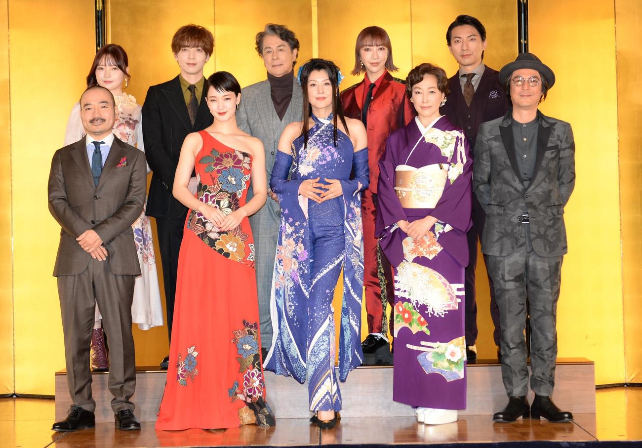 明治座舞台「メイジ・ザ・キャッツアイ」の制作発表。前列左から岩崎う大さん、剛力彩芽、藤原紀香、高島礼子、河原雅彦さん、後列左から新谷姫加、染谷俊之、長谷川初範、美弥るりか、上山竜治