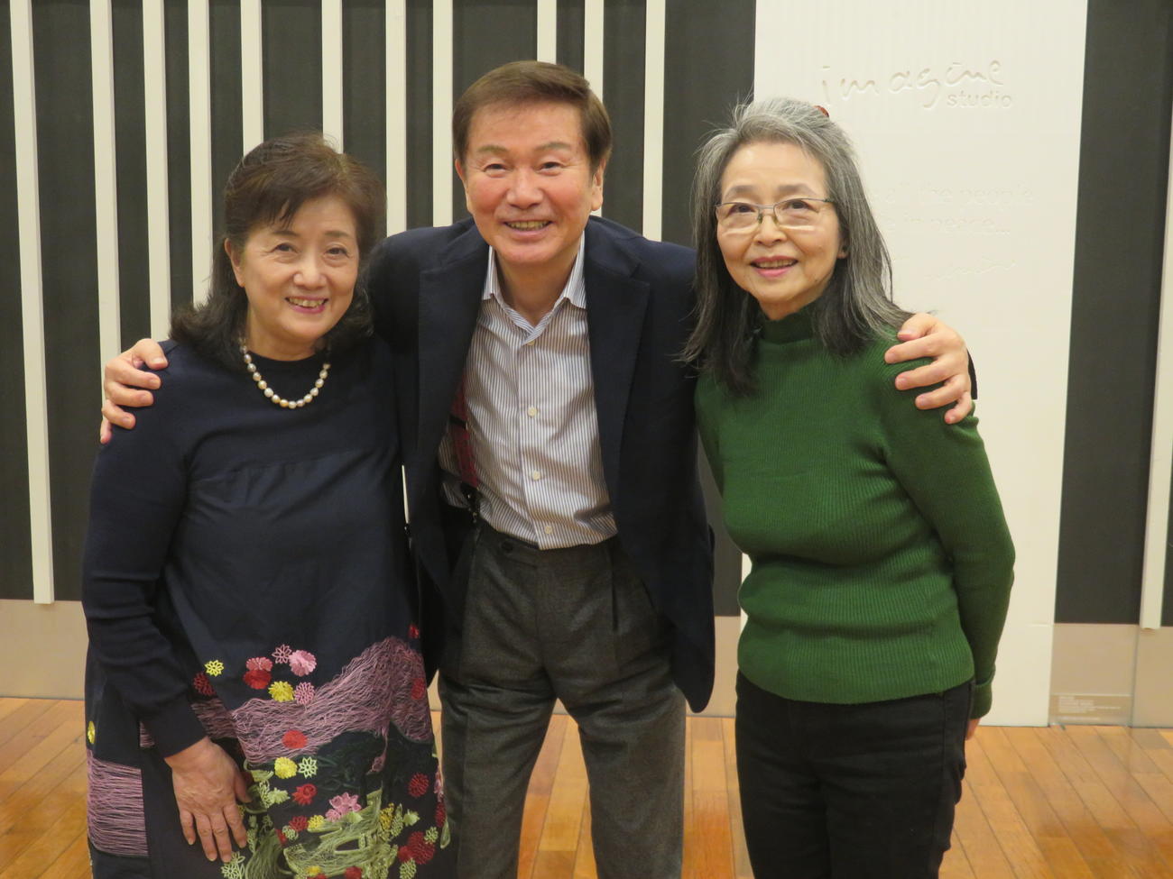 森田健作（中）を囲む吉沢京子（左）と紀比呂子さん