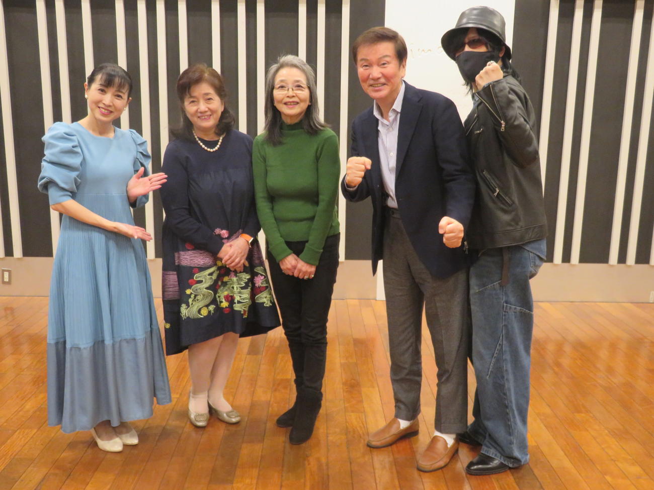 ニッポン放送「森田健作　55周年記念　青春の勲章はくじけない心　年末増刊号」の出演者たち。左から西村知美、吉沢京子、紀比呂子さん、森田健作、京本政樹