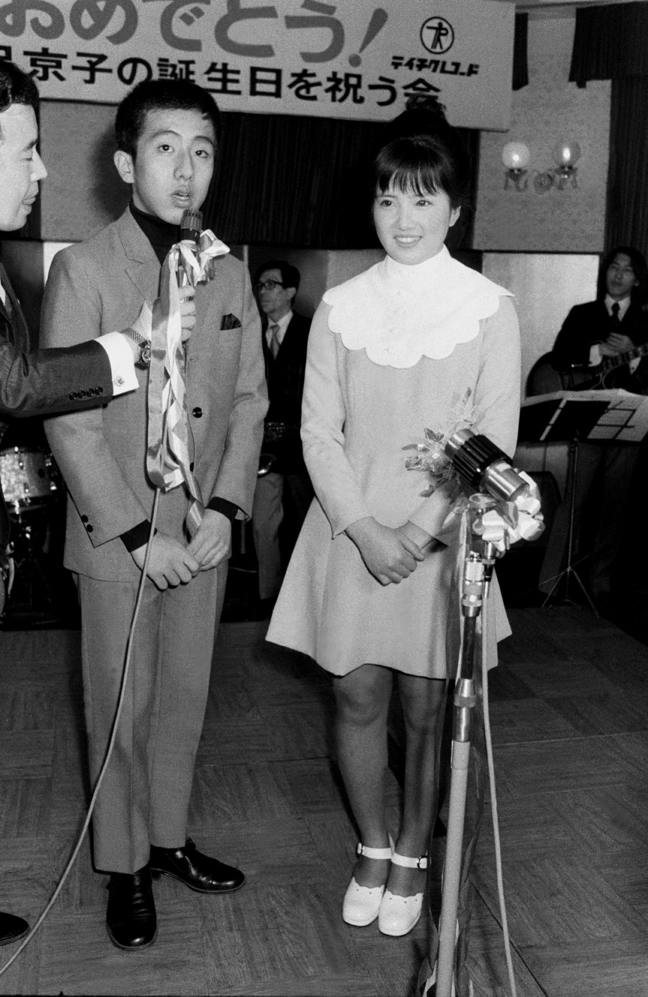 1971年3月、吉沢京子の誕生日を祝う会で。左は中村勘九郎（18代目中村勘三郎）