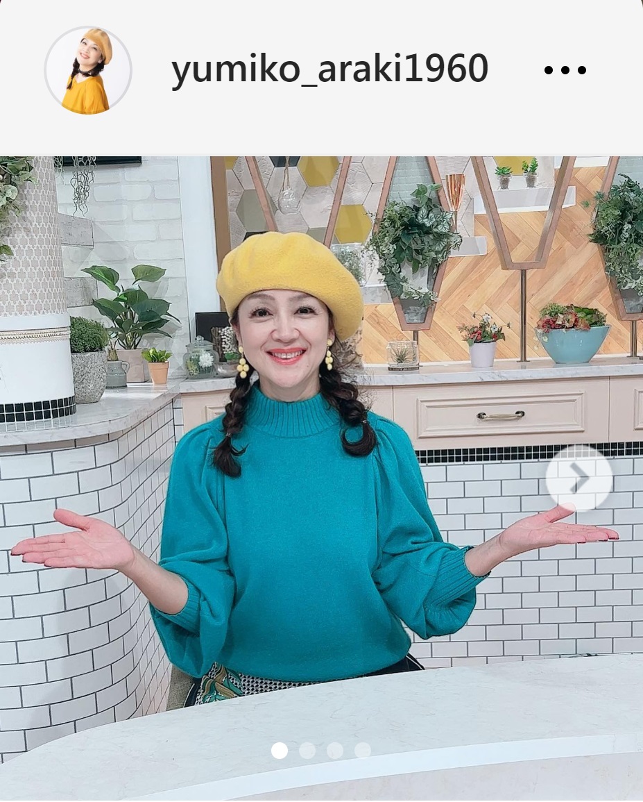 司会者席でポーズ決める荒木由美子（荒木由美子のインスタグラムから）