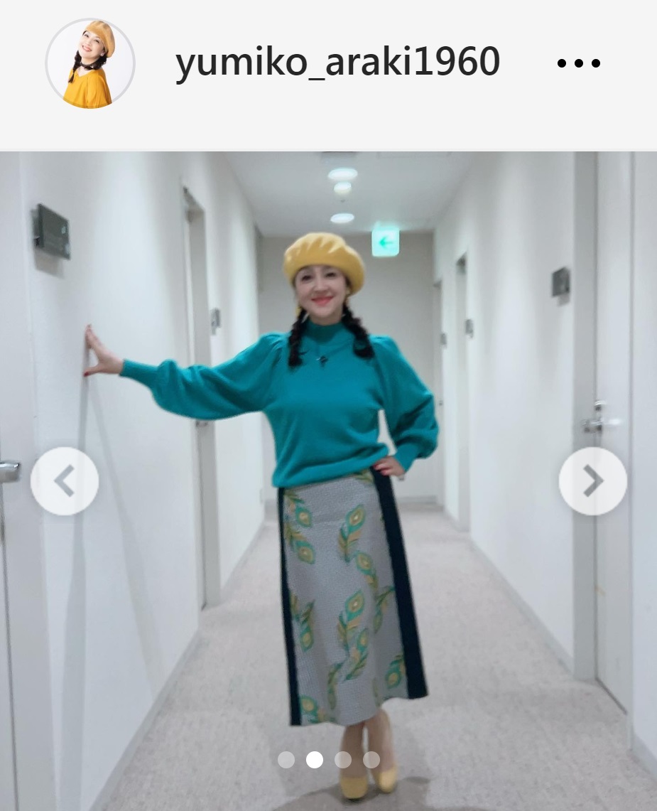 局の廊下でポーズ決める荒木由美子（荒木由美子のインスタグラムから）