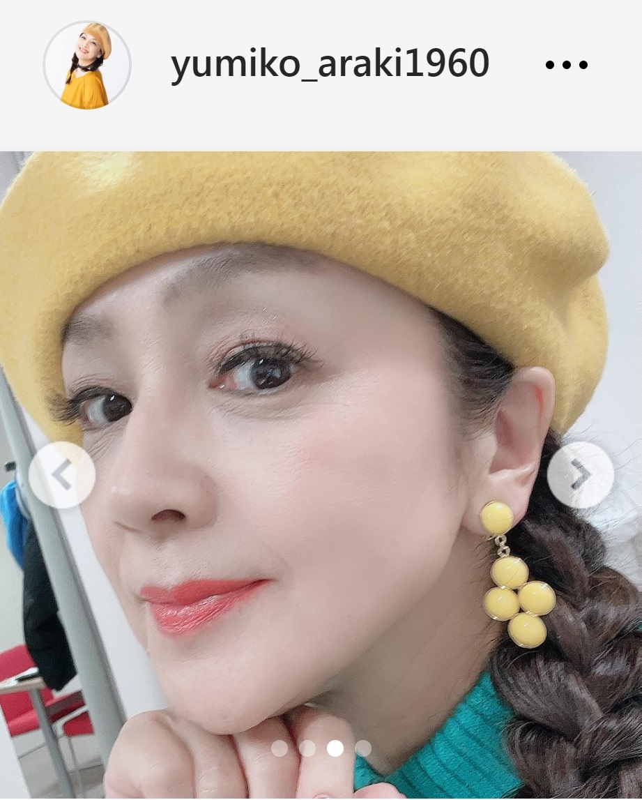 オレンジ系の口紅でコーディネートした荒木由美子（荒木由美子のインスタグラムから）