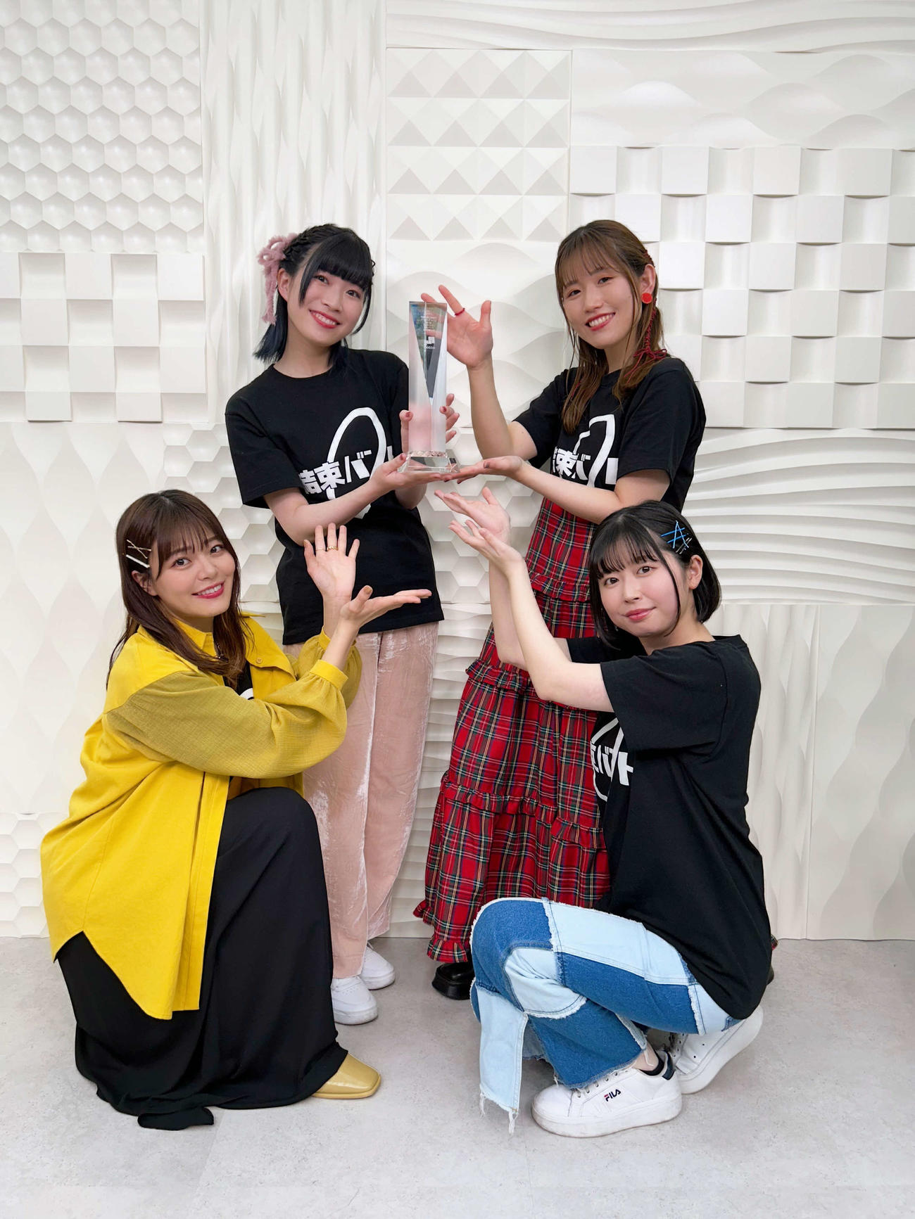 「オリコン年間ランキング　2023作品別売上数部門」の「デジタルアルバムランキング」で、初の1位に輝いた結束バンド。左手前から時計周りに鈴代紗弓、青山吉能、長谷川育美、水野朔
