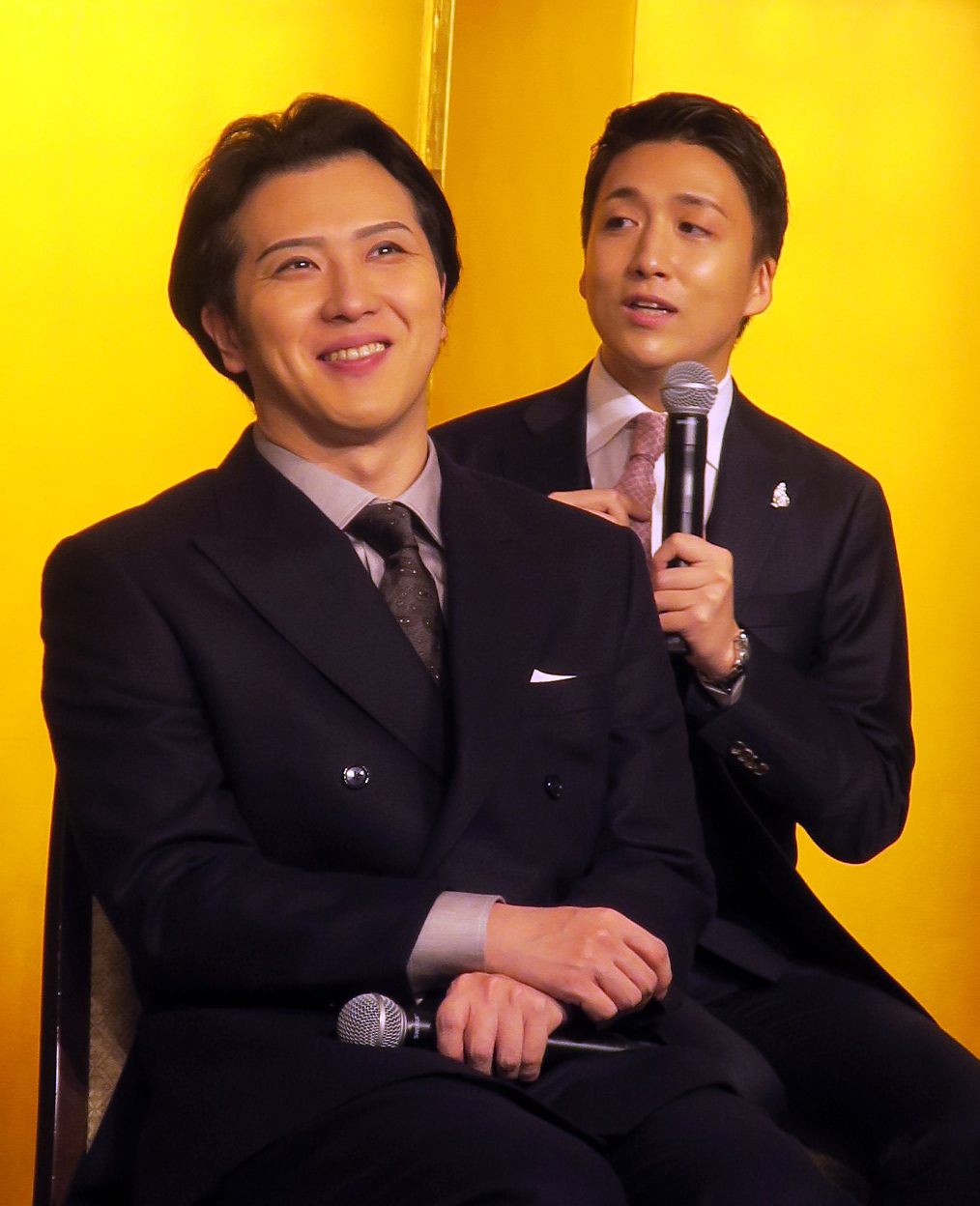 「新春浅草歌舞伎」取材会で笑顔をみせる尾上松也。後ろは中村米吉