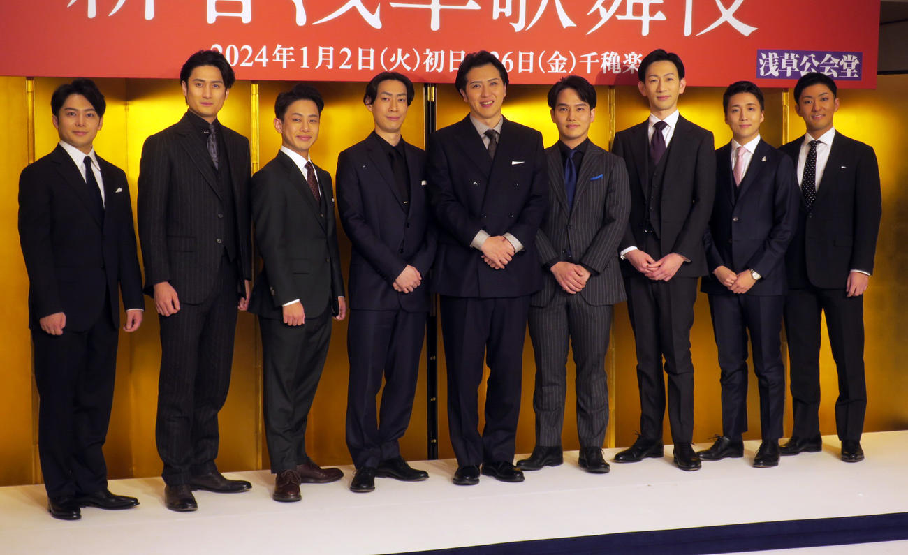 「新春浅草歌舞伎」取材会で。左から、中村莟玉、中村隼人、中村種之助、坂東巳之助、尾上松也、中村歌昇、坂東新悟、中村米吉、中村橋之助