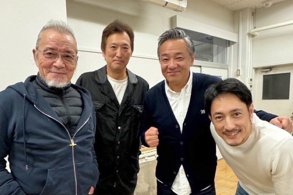 舞台「三代目湯之介3～新春時間旅行編～」のけいこ場で。左から神太郎、大鶴義丹、鼓太郎、橋本禎之