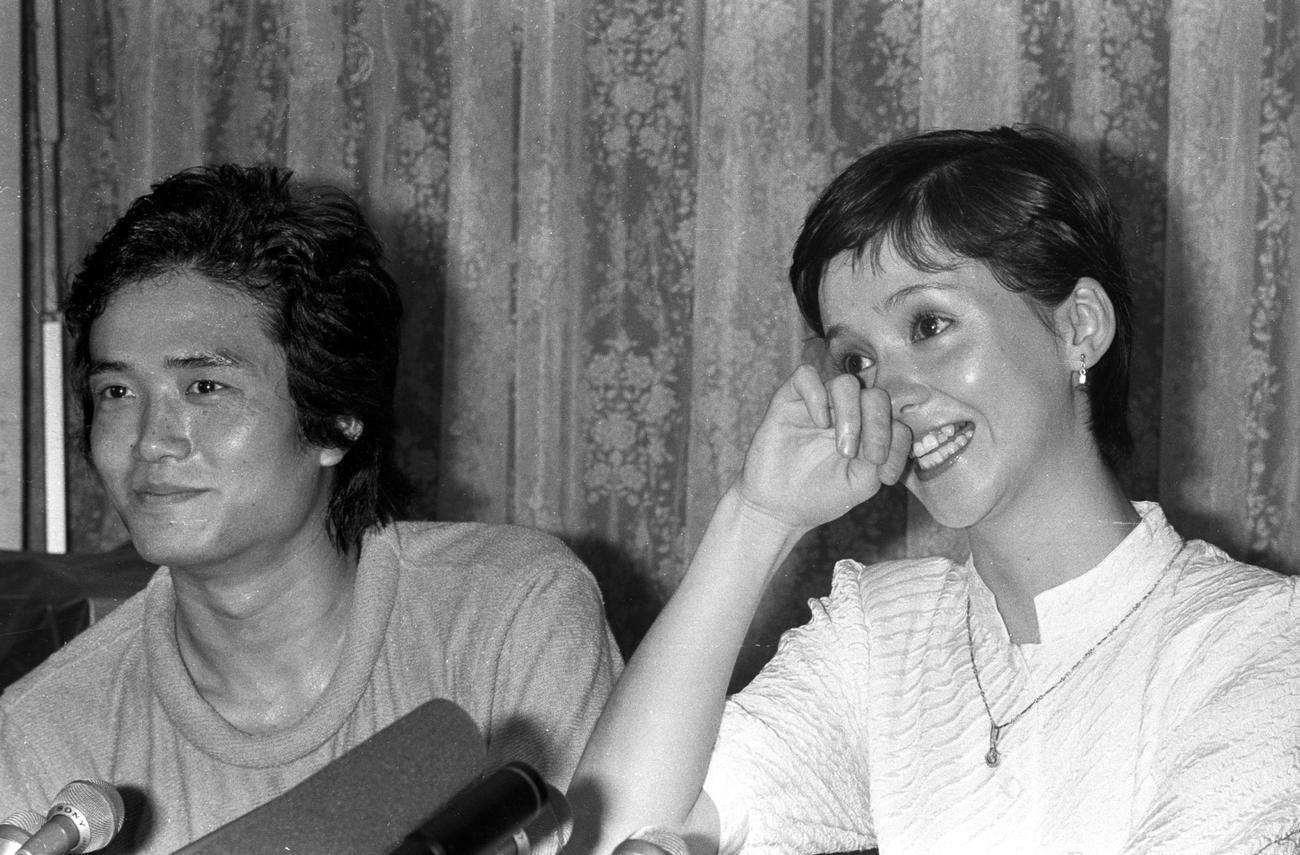 東京キッドブラザースの三浦浩一（左）と婚約を発表した純（じゅん）アリスさん（1980年7月撮影）