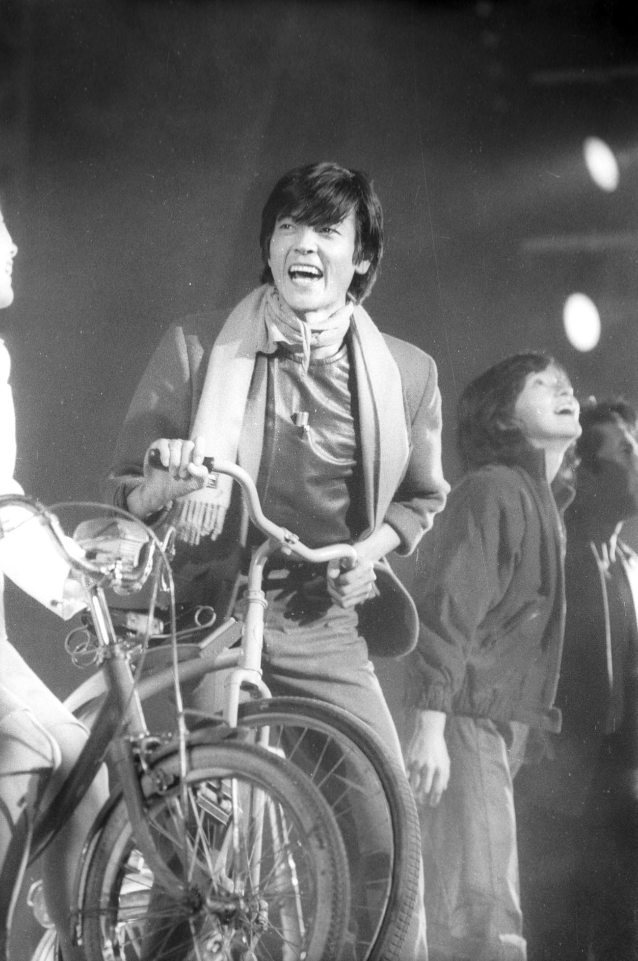 東京キッドブラザース公演「二月の大サーカス」公演初日の純アリス（右）と柴田恭兵（1980年2月撮影）