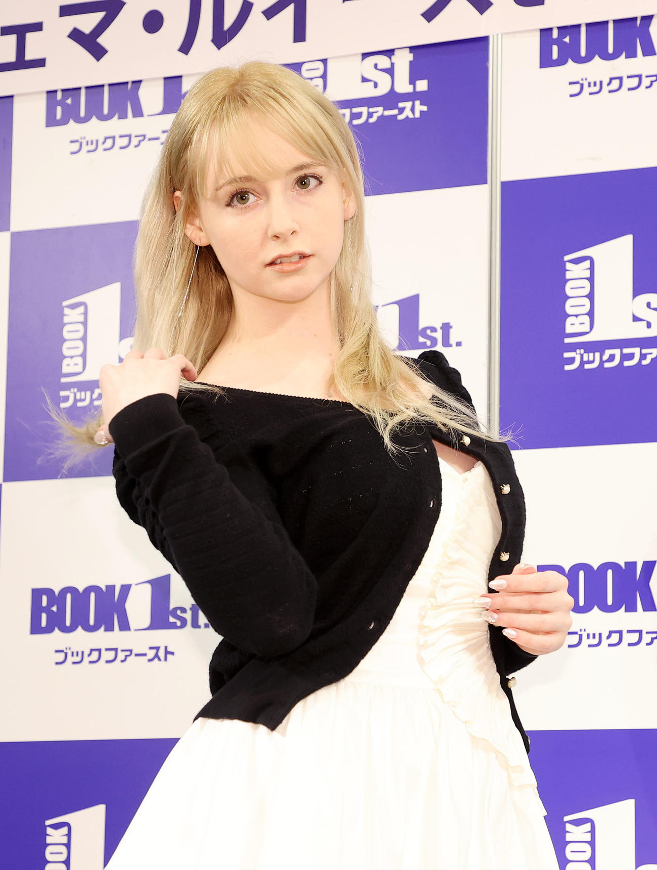 2023カレンダーイベントでポーズを決めるジェマ・ルイーズ（撮影・鈴木正人）