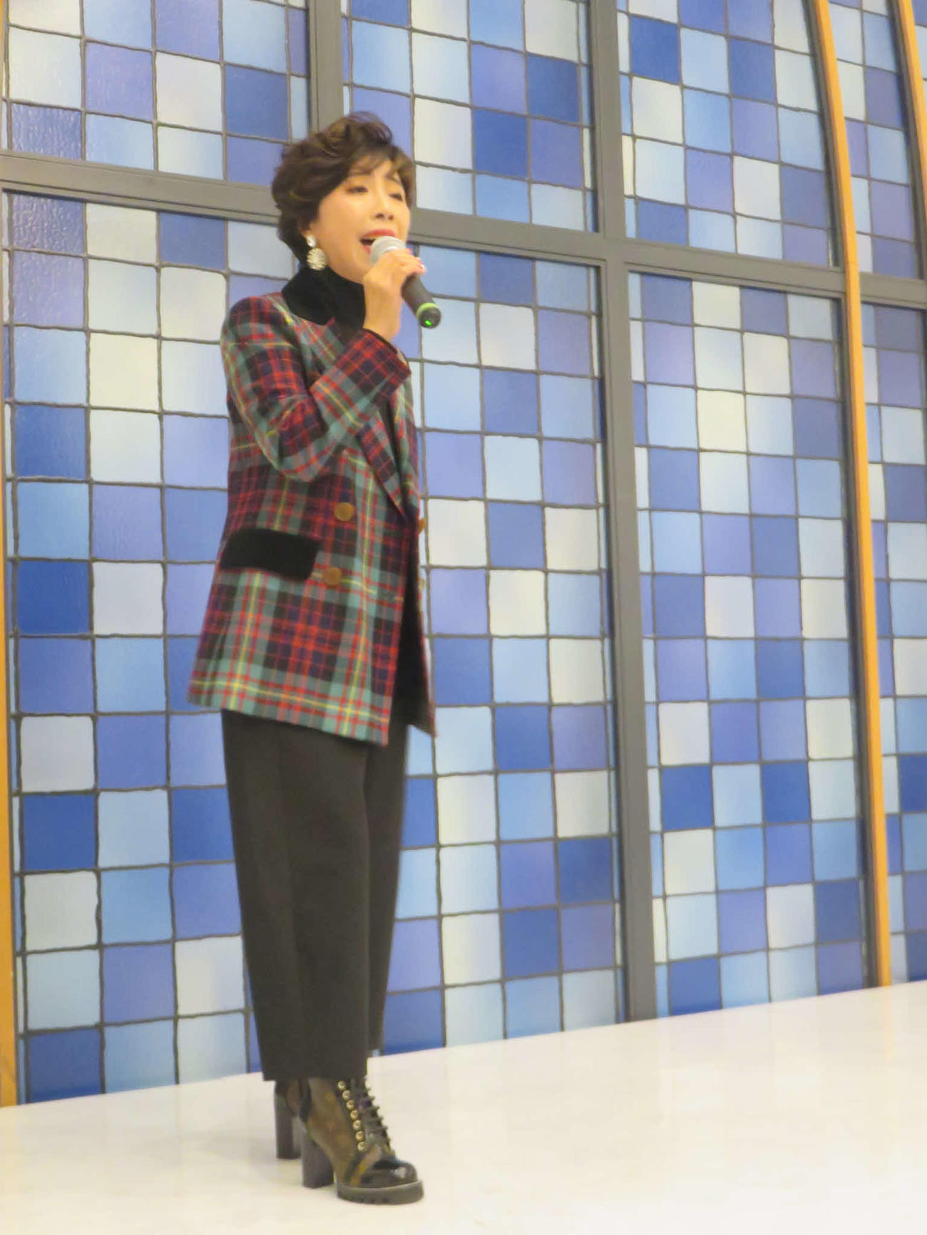 熱唱する謝鳴