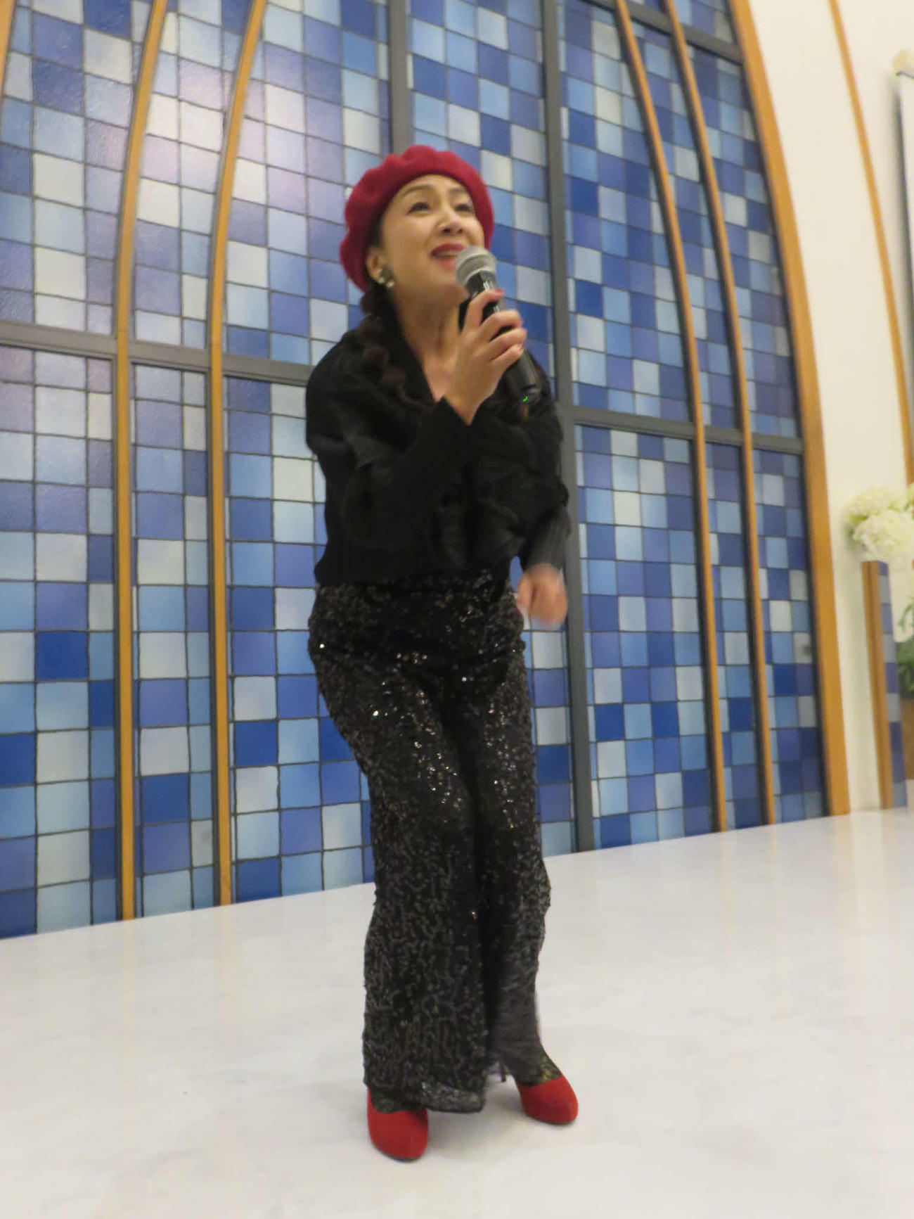 「燃えろアタック」を歌う荒木由美子