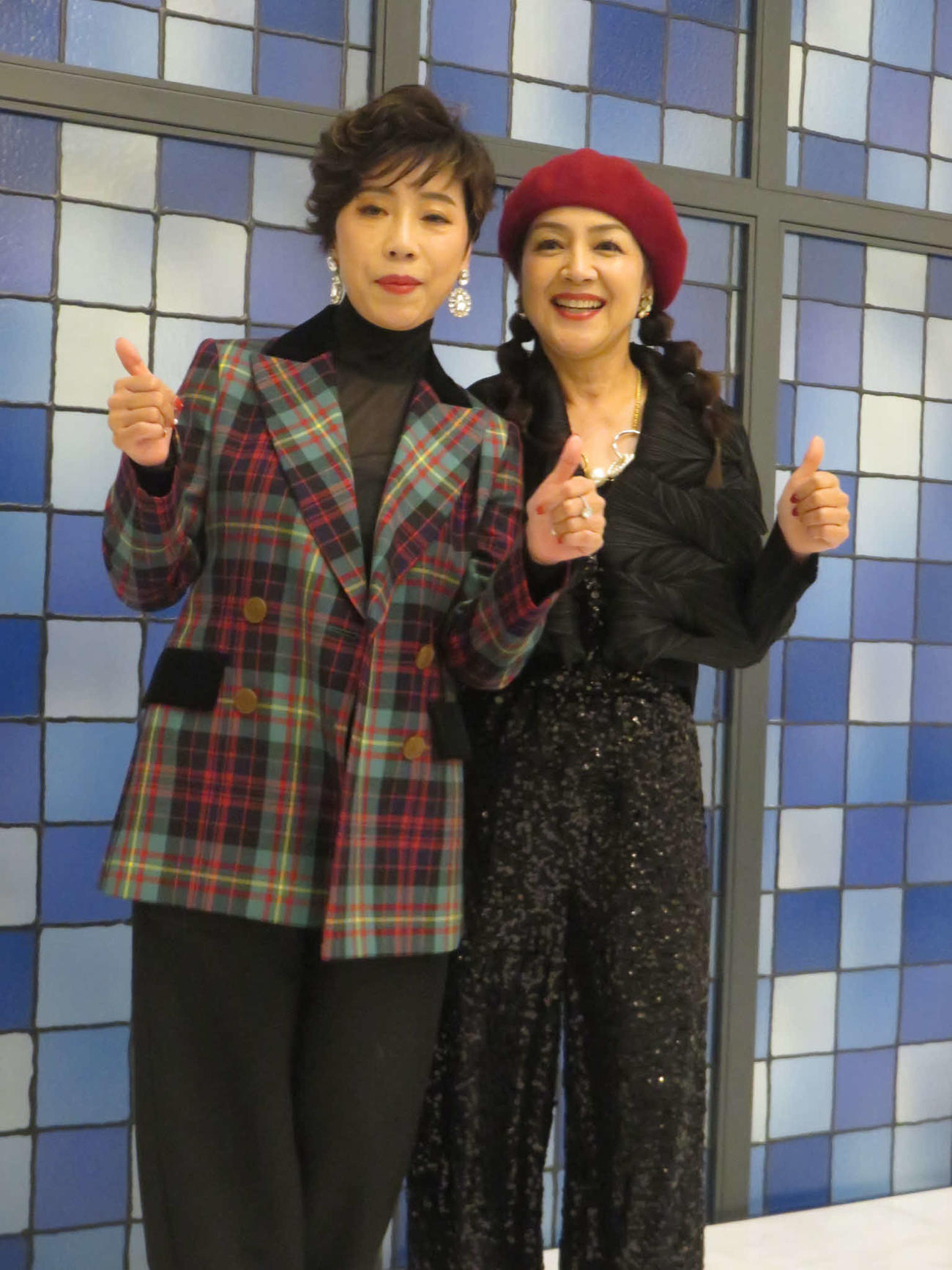謝鳴（左）と応援に駆けつけた荒木由美子