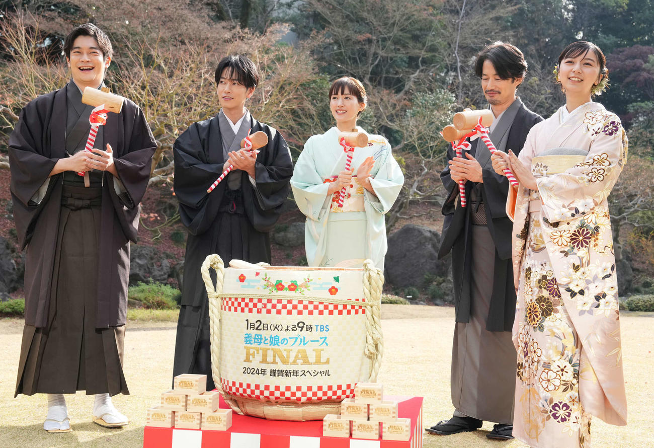 TBS系ドラマ「義母と娘のブルースFINAL2024年謹賀新年スペシャル」制作発表会見で鏡開きをする、井之脇海、佐藤健、綾瀬はるか、竹野内豊、上白石萌歌（撮影・小沢裕）