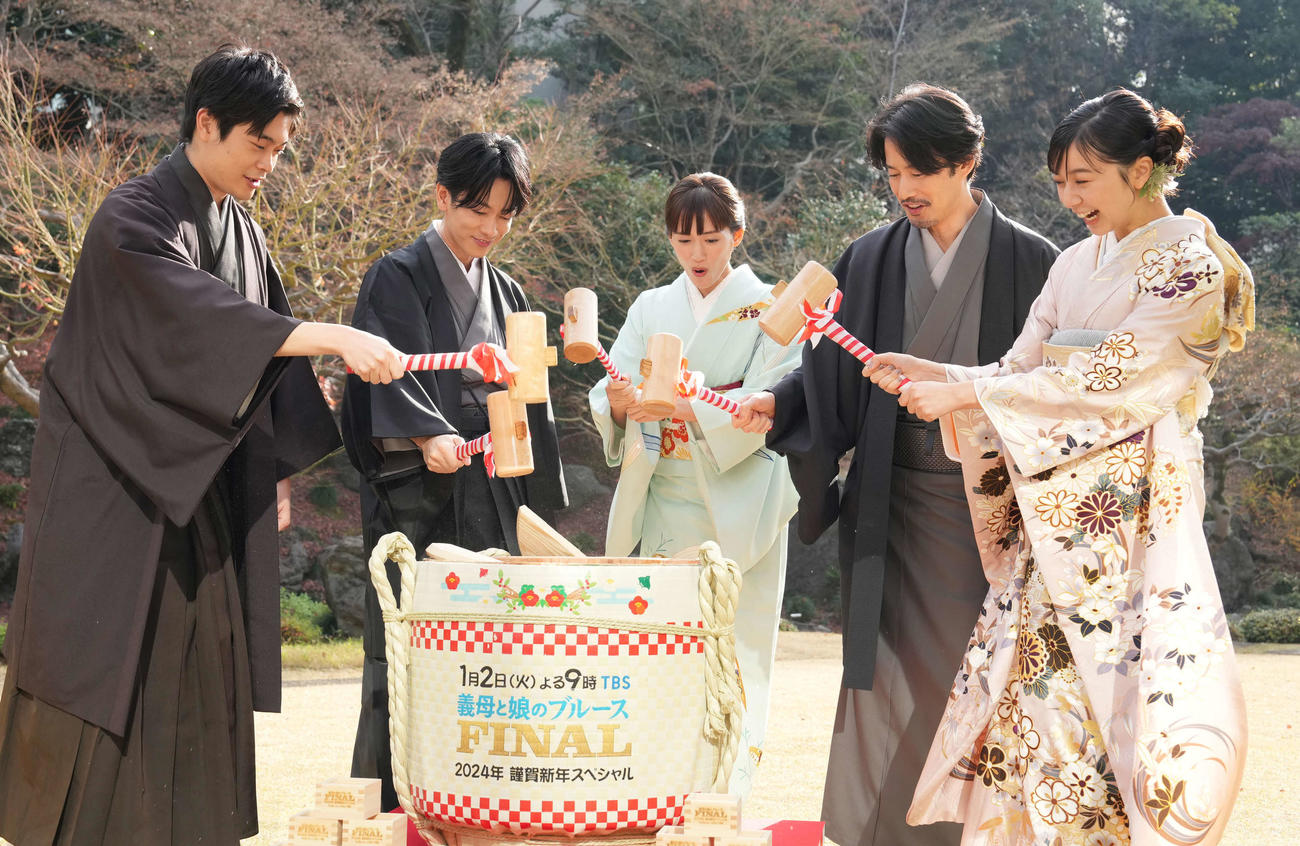 TBS系ドラマ「義母と娘のブルースFINAL2024年謹賀新年スペシャル」制作発表会見で鏡開きをする、井之脇海、佐藤健、綾瀬はるか、竹野内豊、上白石萌歌（撮影・小沢裕）