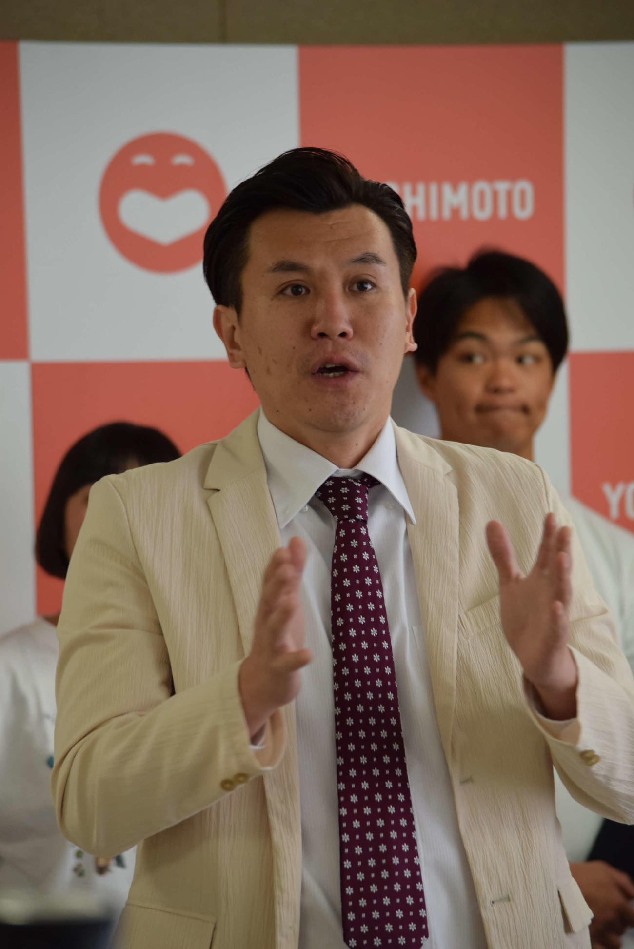 九州新喜劇をPRする安井政史（撮影・阪口孝志）