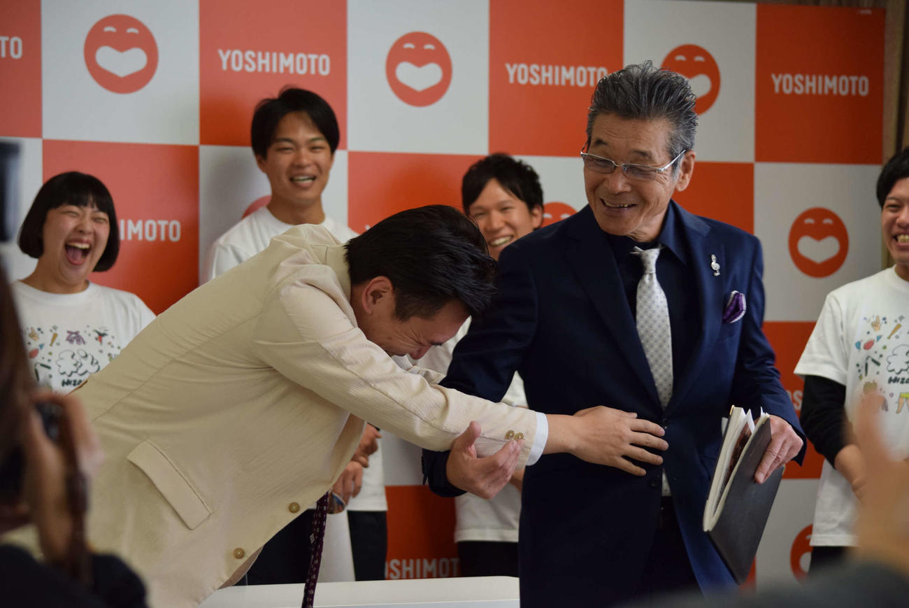 安井政史を励ます間寛平GM（右）（撮影・阪口孝志）