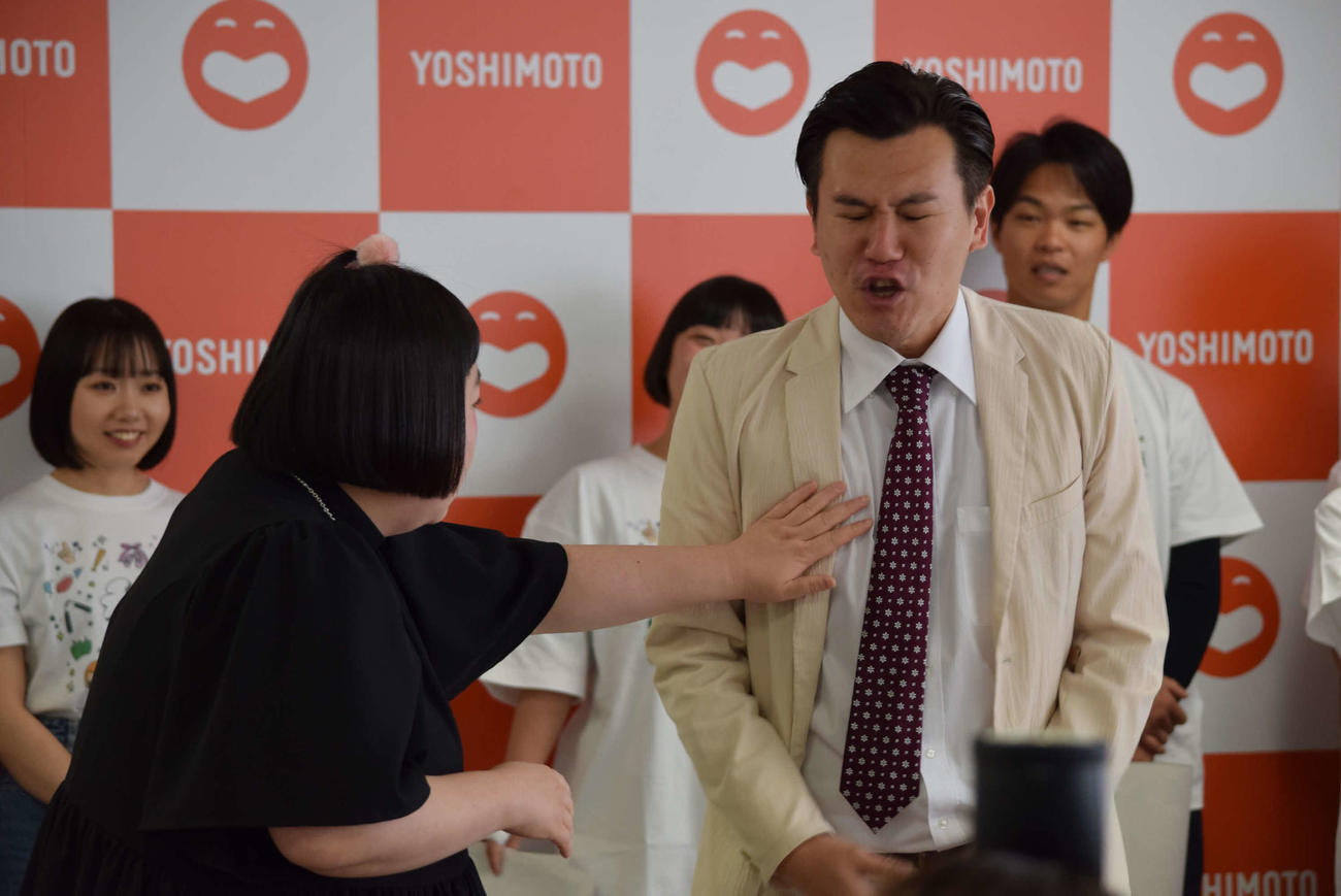 酒井藍（左）からイジられる安井政史（撮影・阪口孝志）