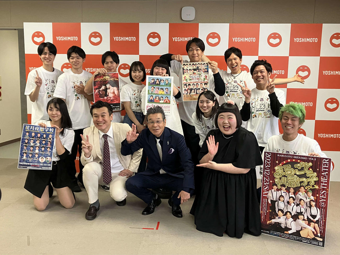 吉本新喜劇GM月例会見に出席した安井政史（前列左から2人目）、間寛平GM（同3人目）ら（撮影・阪口孝志）