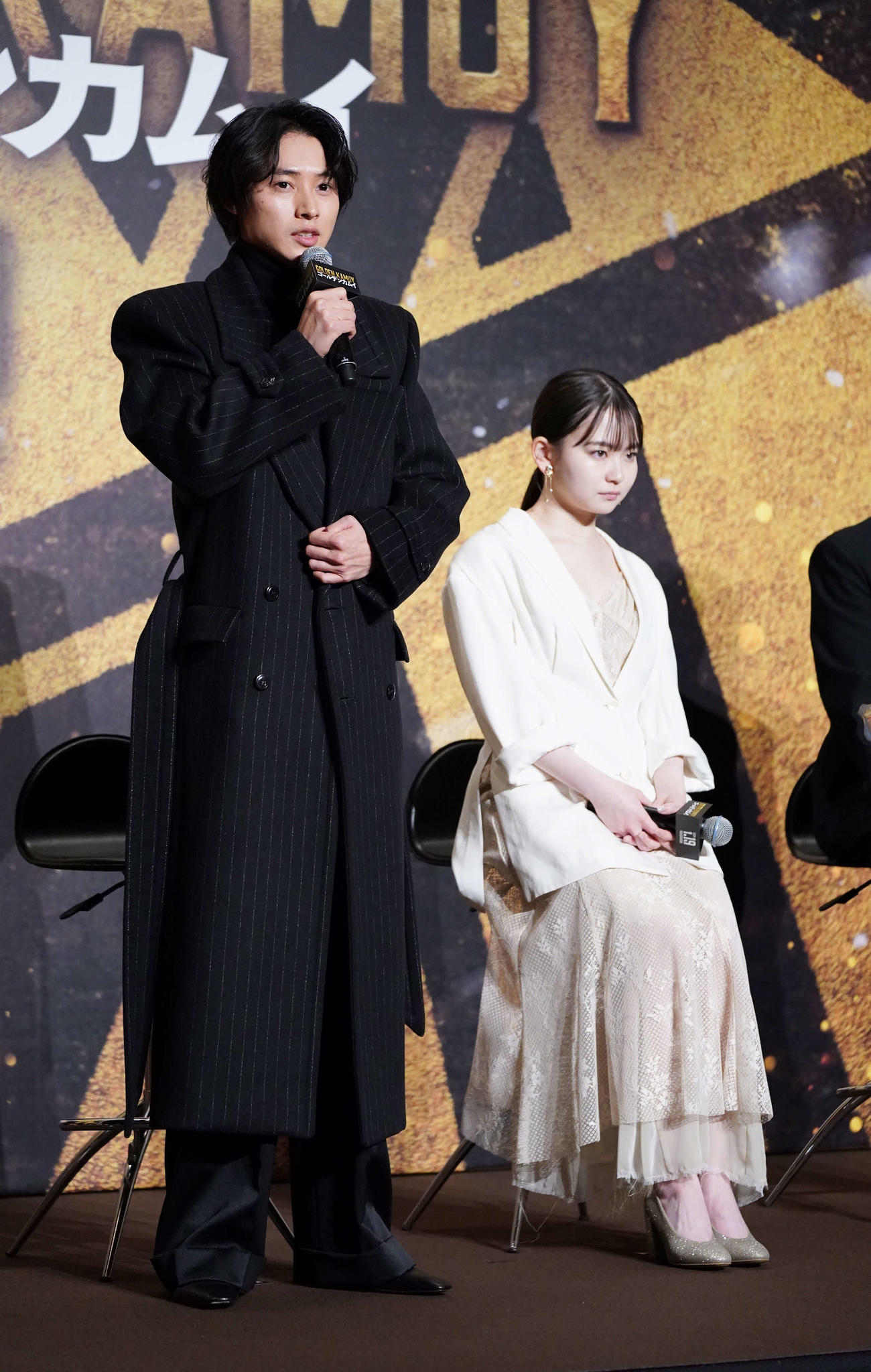 映画「ゴールデンカムイ」完成報告会に臨む山崎賢人。右は山田杏奈（撮影・小沢裕）