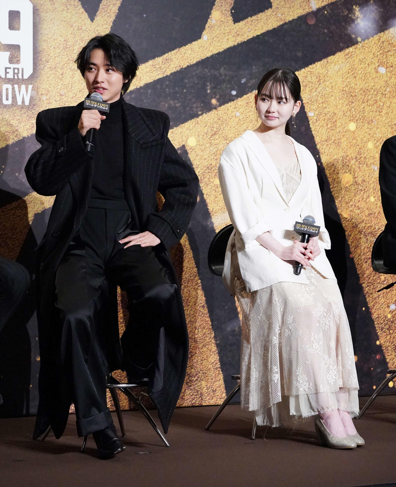 映画「ゴールデンカムイ」完成報告会に臨む山崎賢人（左）と山田杏奈（撮影・小沢裕）