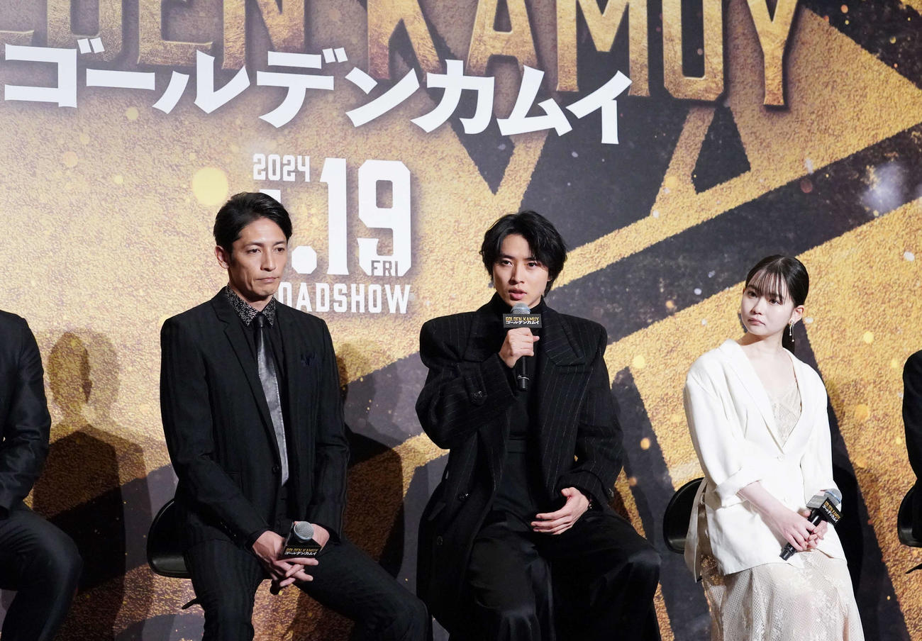 映画「ゴールデンカムイ」完成報告会に臨む、左から玉木宏、山崎賢人、山田杏奈（撮影・小沢裕）