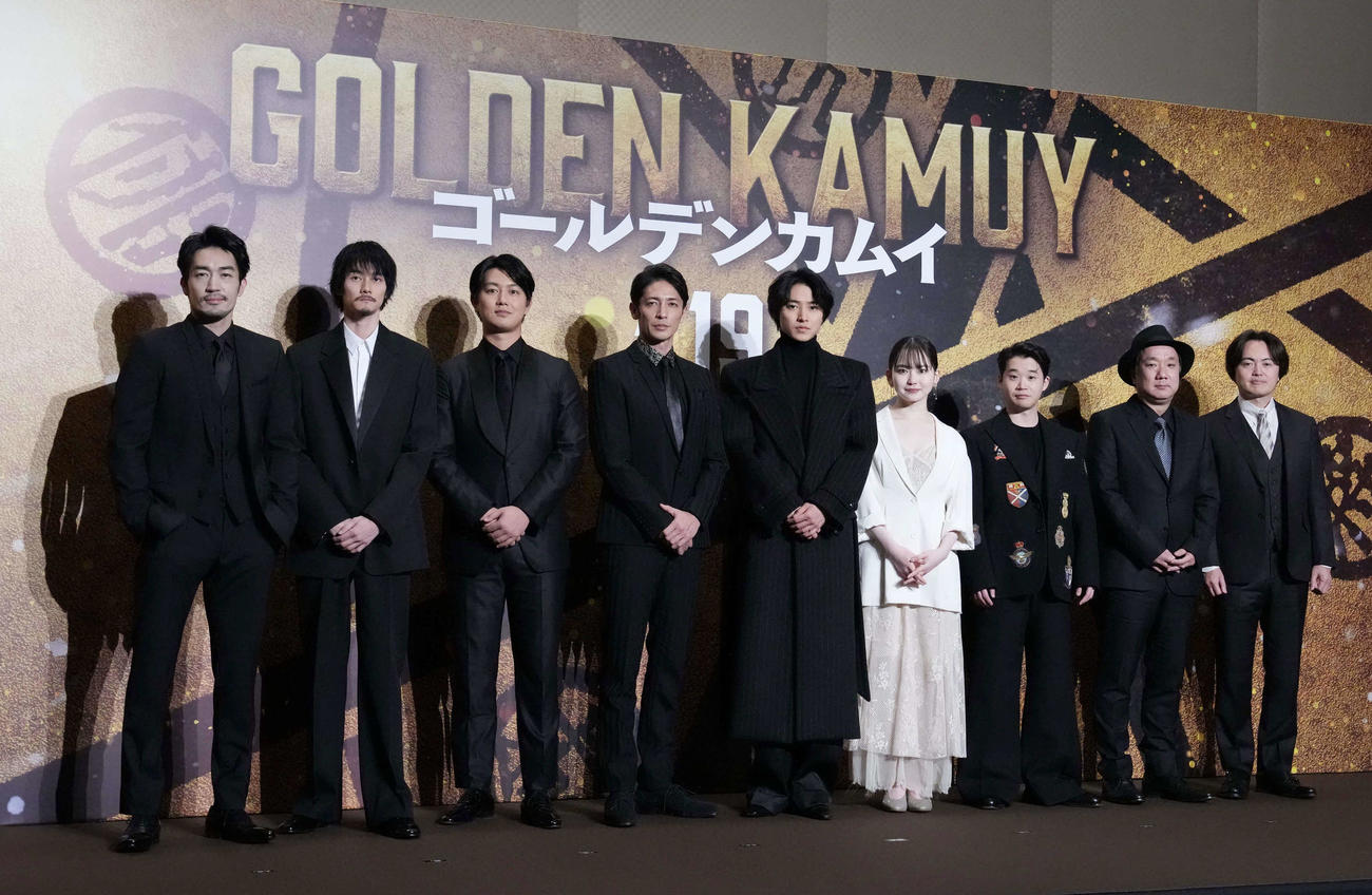 映画「ゴールデンカムイ」完成報告会に臨んだ、左から大谷亮平、柳俊太郎、工藤阿須加、玉木宏、山崎賢人、山田杏奈、矢本悠馬、久保茂昭監督、松橋真三プロデューサー（撮影・小沢裕）
