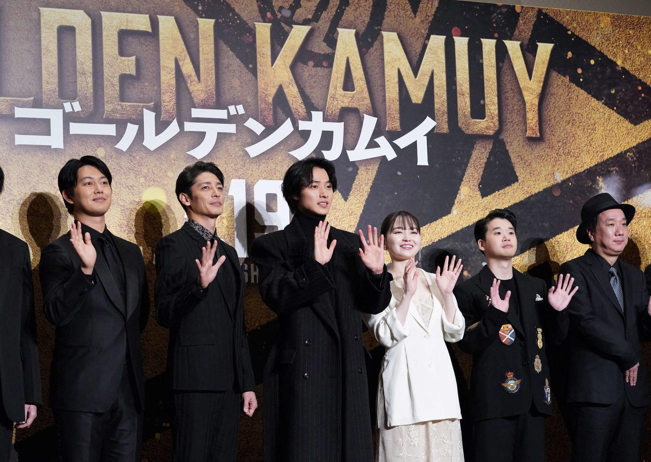 映画「ゴールデンカムイ」完成報告会に臨んだ、左から工藤阿須加、玉木宏、山崎賢人、山田杏奈、矢本悠馬、久保茂昭監督（撮影・小沢裕）