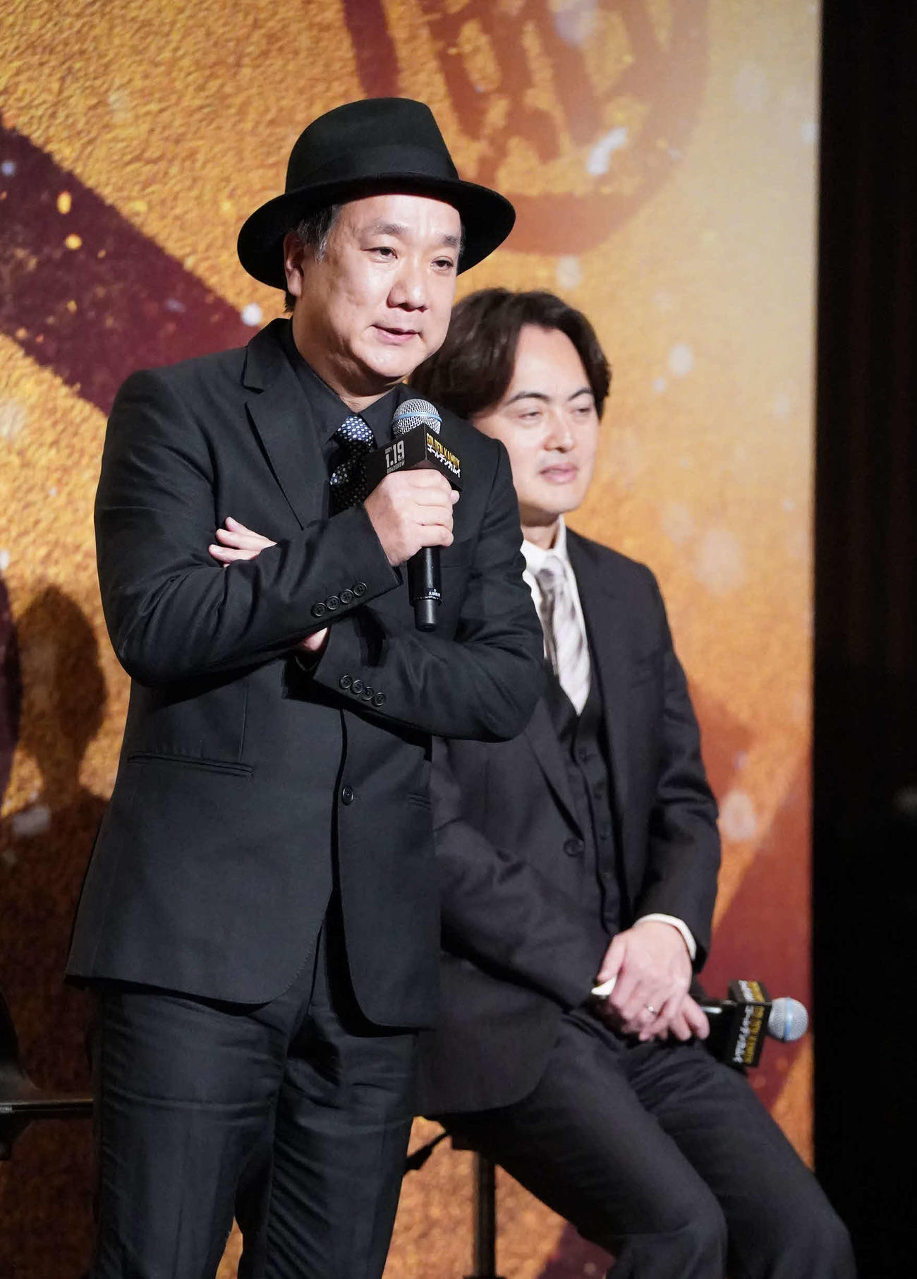 映画「ゴールデンカムイ」完成報告会に臨む久保茂昭監督。右は松橋真三プロデューサー（撮影・小沢裕）