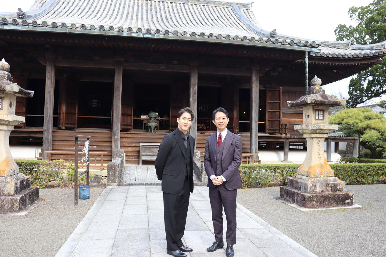 「京鹿子娘道成寺」成功祈願のため、和歌山県日高川町の道成寺を訪れた中村壱太郎（右）、尾上右近