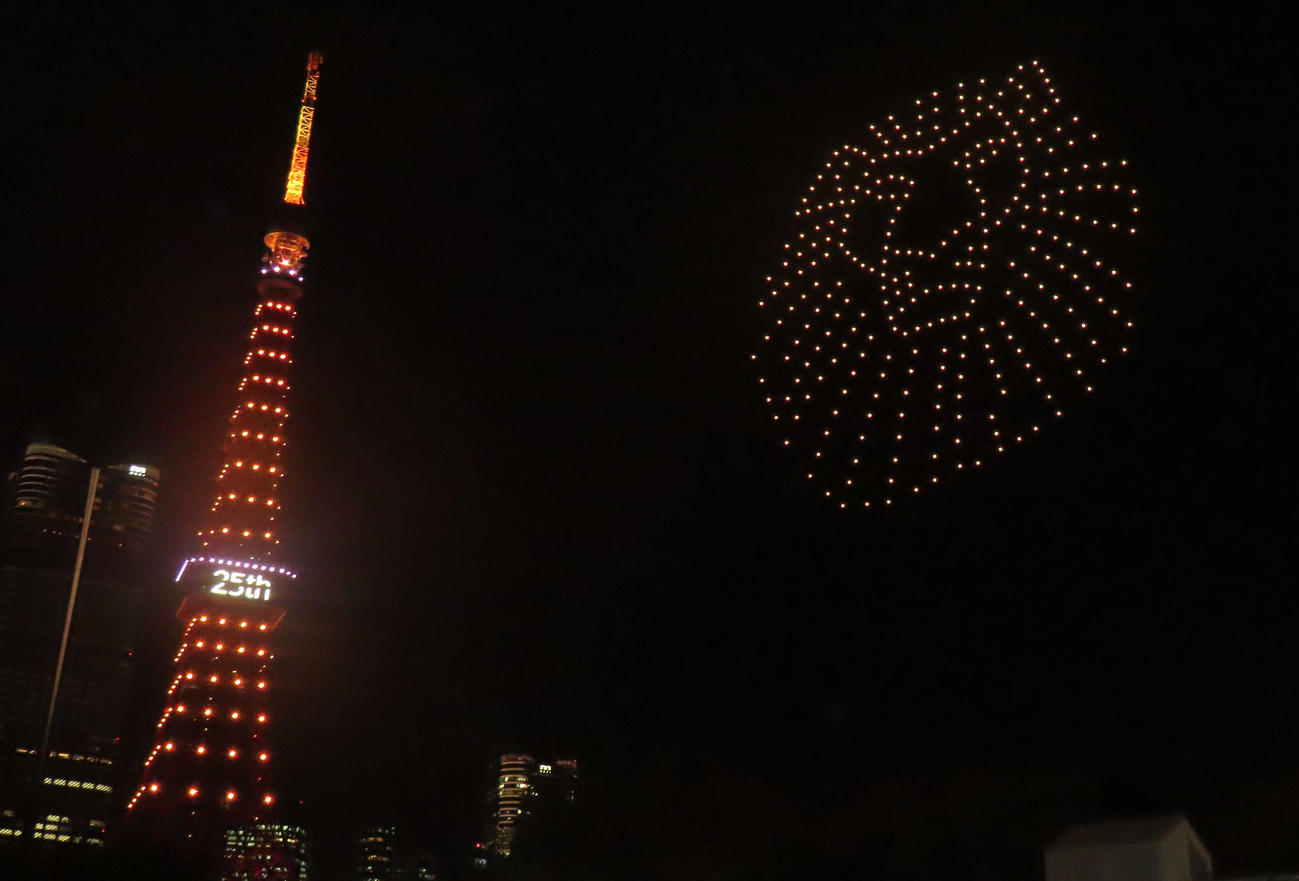ドローンショーで夜空に浮かび上がる、ミュージカル「ライオンキング」のライオンのロゴ