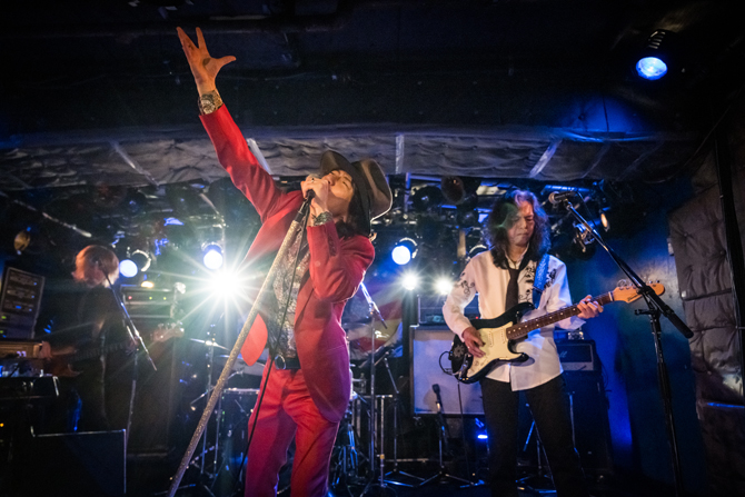 熱唱するDiamond Shakeのダイアモンド☆ユカイ（左）と木暮“shake”武彦