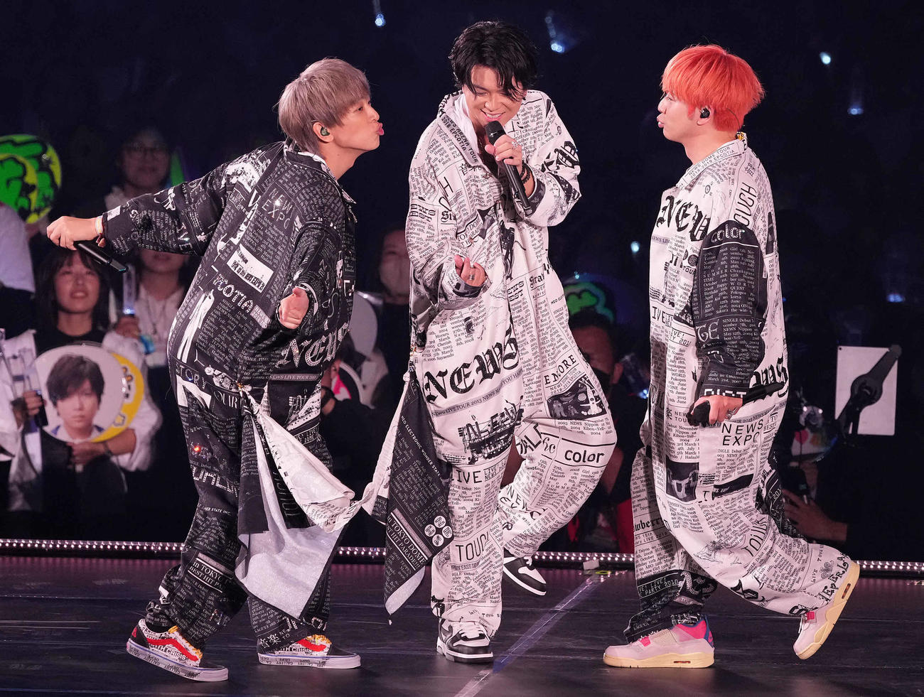 パフォーマンスするNEWS。左から小山慶一郎、加藤シゲアキ、増田貴久（撮影・鈴木みどり）