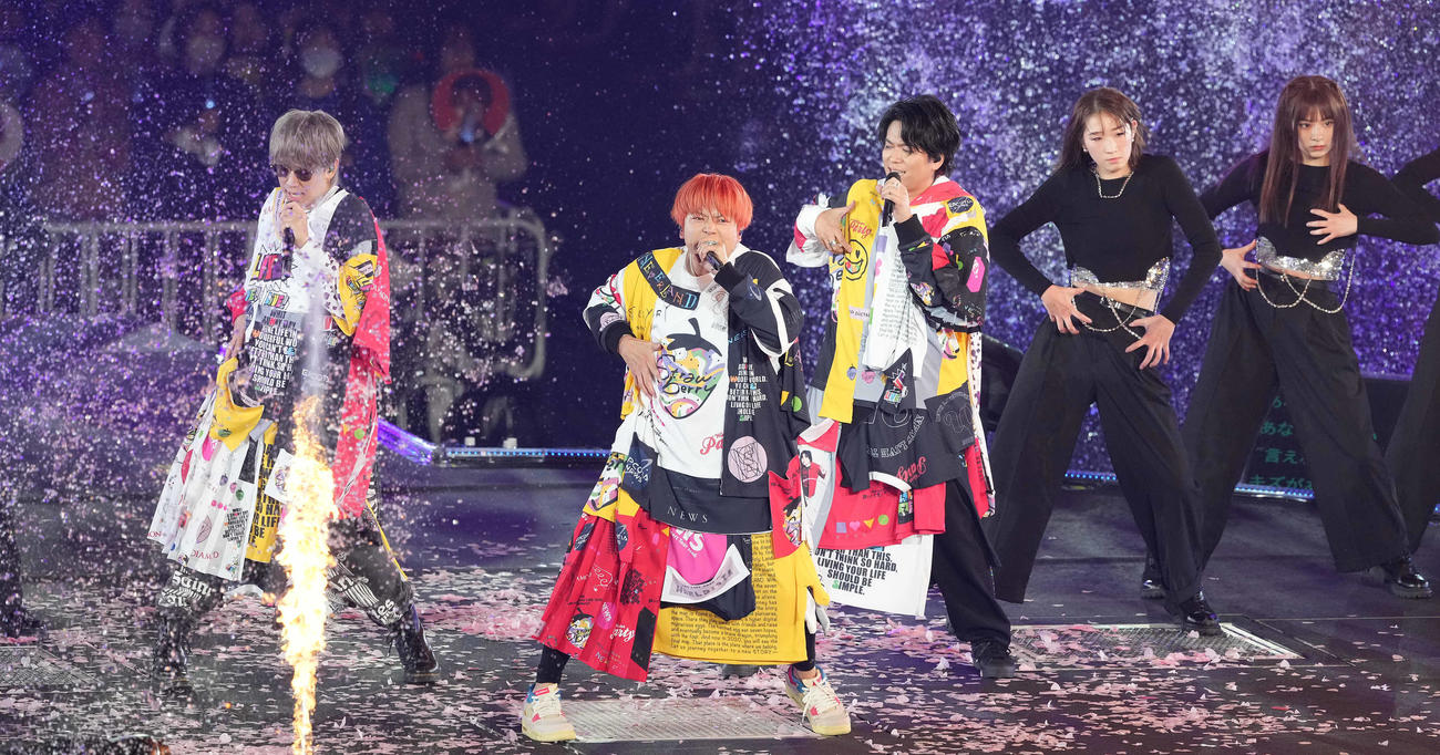 パフォーマンスするNEWS。左から小山慶一郎、増田貴久、加藤シゲアキ（撮影・鈴木みどり）
